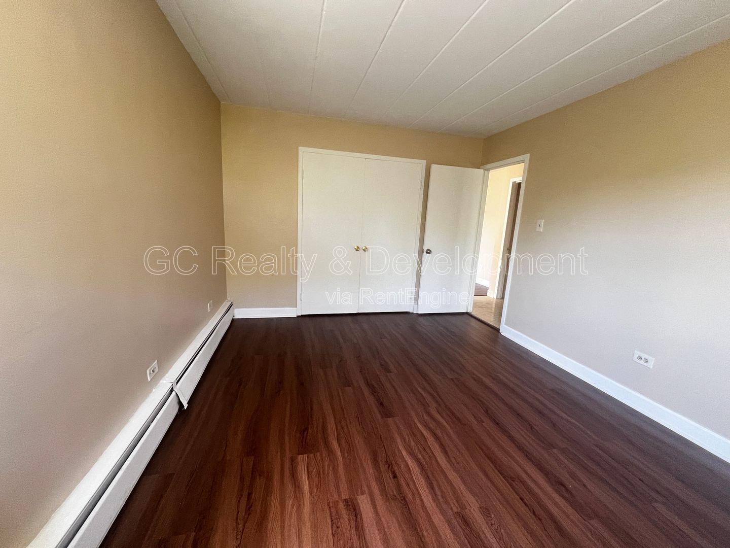 ***AVAILABLE 8-15-26! / TOP FLOOR / TENANT PAYS ELECTRIC ONLY / 2 BDRM - 1 BTH / APPL INCL / LAUNDY IN BUILDING*** property image