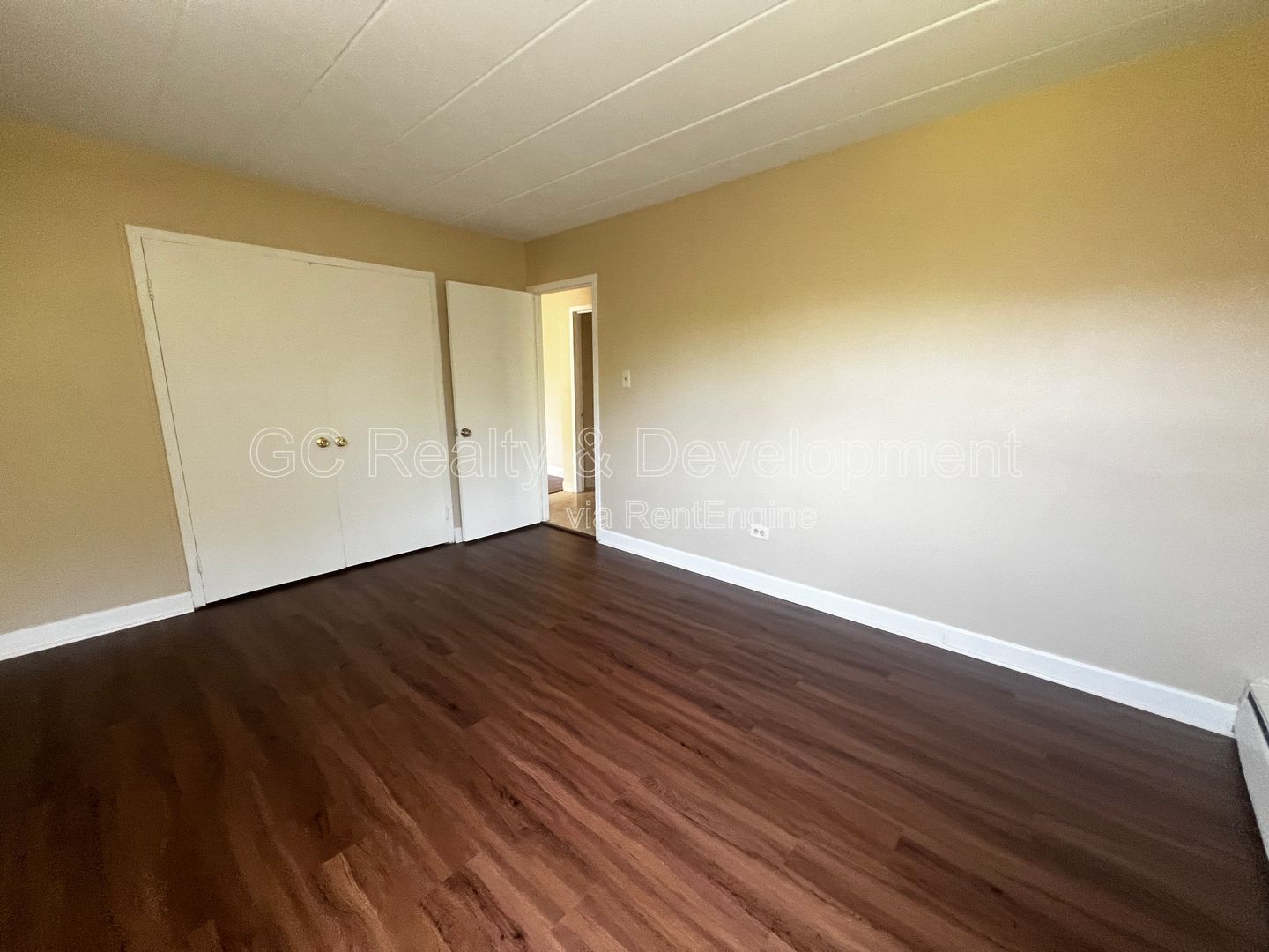 ***AVAILABLE 8-15-26! / TOP FLOOR / TENANT PAYS ELECTRIC ONLY / 2 BDRM - 1 BTH / APPL INCL / LAUNDY IN BUILDING*** property image