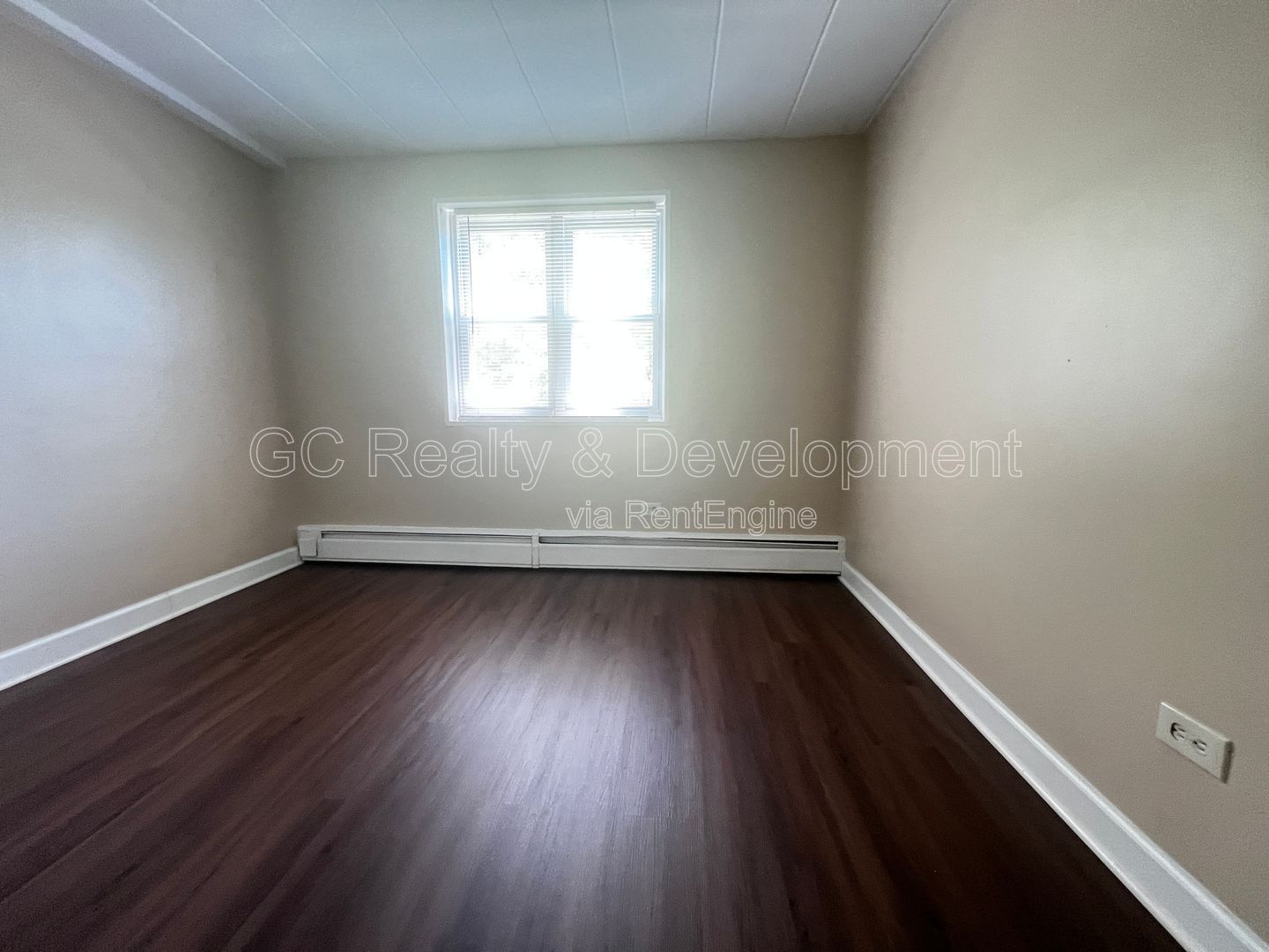 ***AVAILABLE 8-15-26! / TOP FLOOR / TENANT PAYS ELECTRIC ONLY / 2 BDRM - 1 BTH / APPL INCL / LAUNDY IN BUILDING*** property image