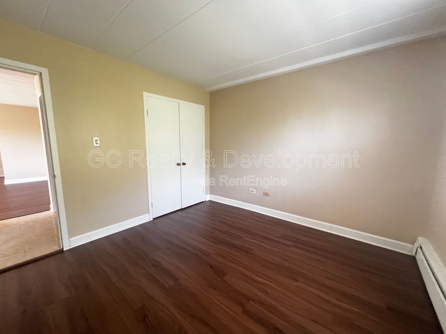***AVAILABLE 8-15-26! / TOP FLOOR / TENANT PAYS ELECTRIC ONLY / 2 BDRM - 1 BTH / APPL INCL / LAUNDY IN BUILDING*** property image
