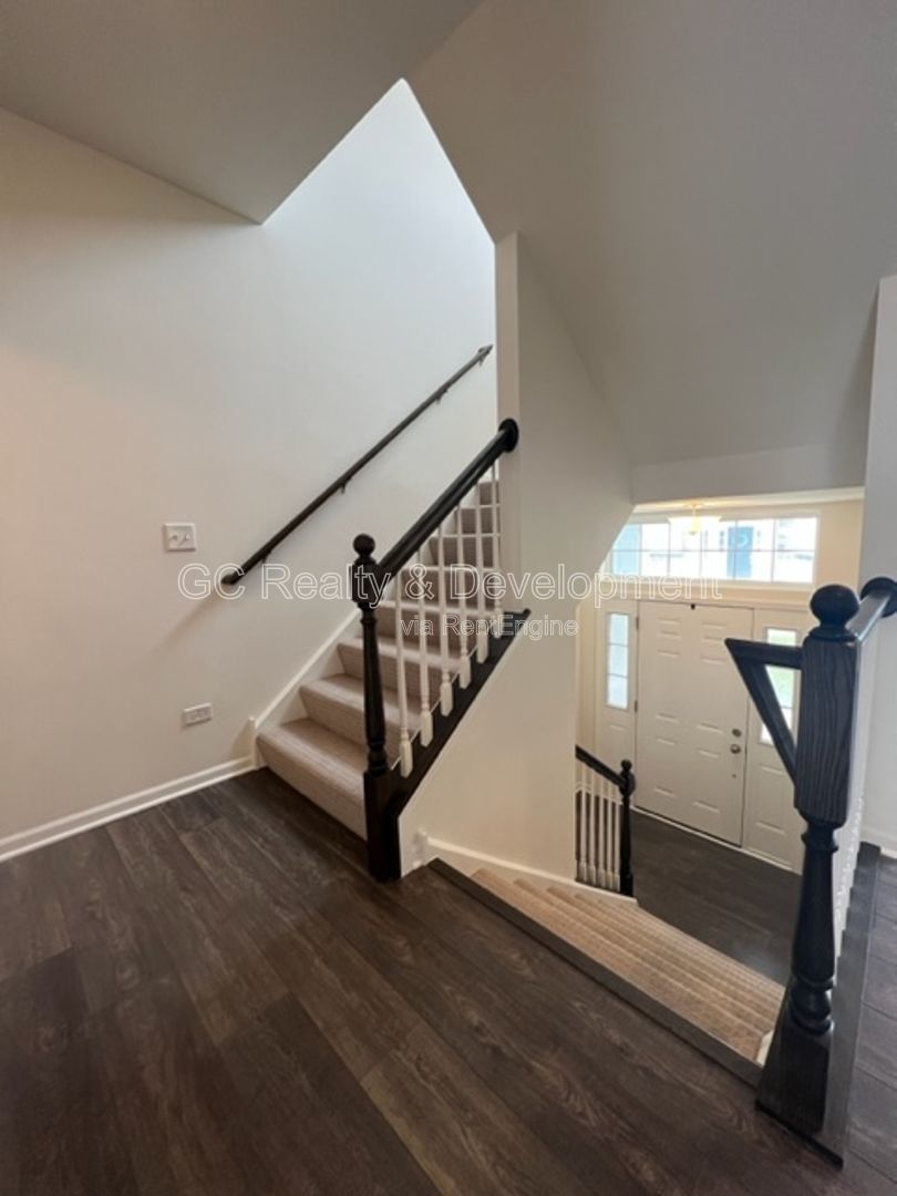 *** NEWER CONTRUCTION / EMERSON PARK / CENTRAL AIR / FINISHED LOWER LEVER / SS APPLIANCES / ATTACHED GARAGE *** property image