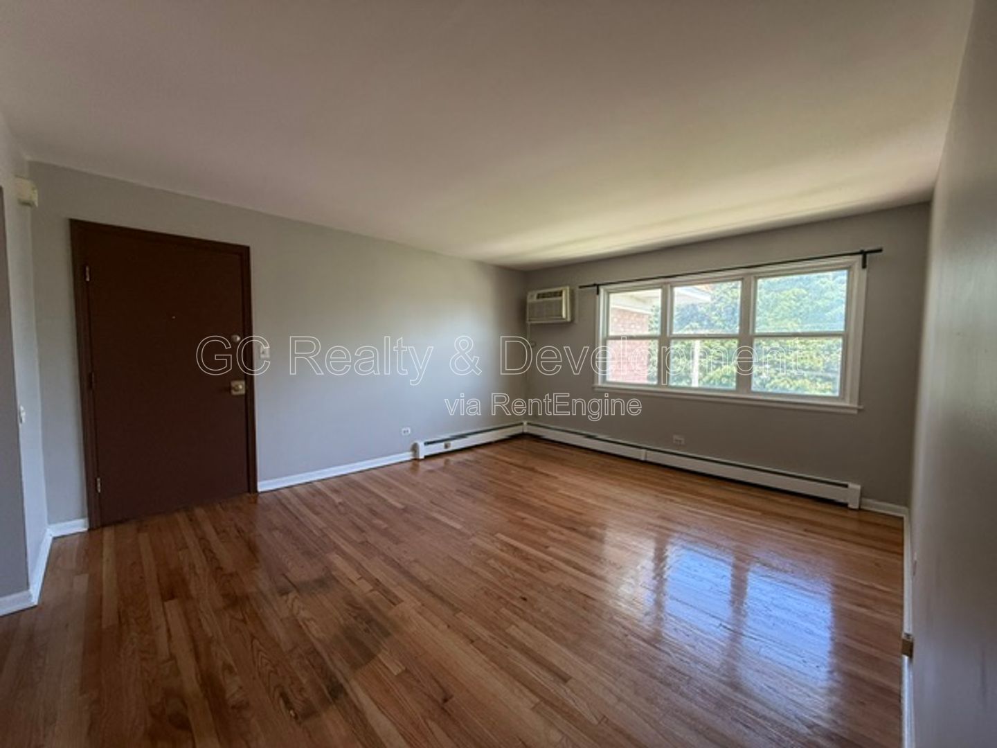 *** 2 BDRM / 2 PARKING SPOTS / TENANTS ONLY PAY ELECTRIC / NEAR SHOPPING & TRANSIT *** property image