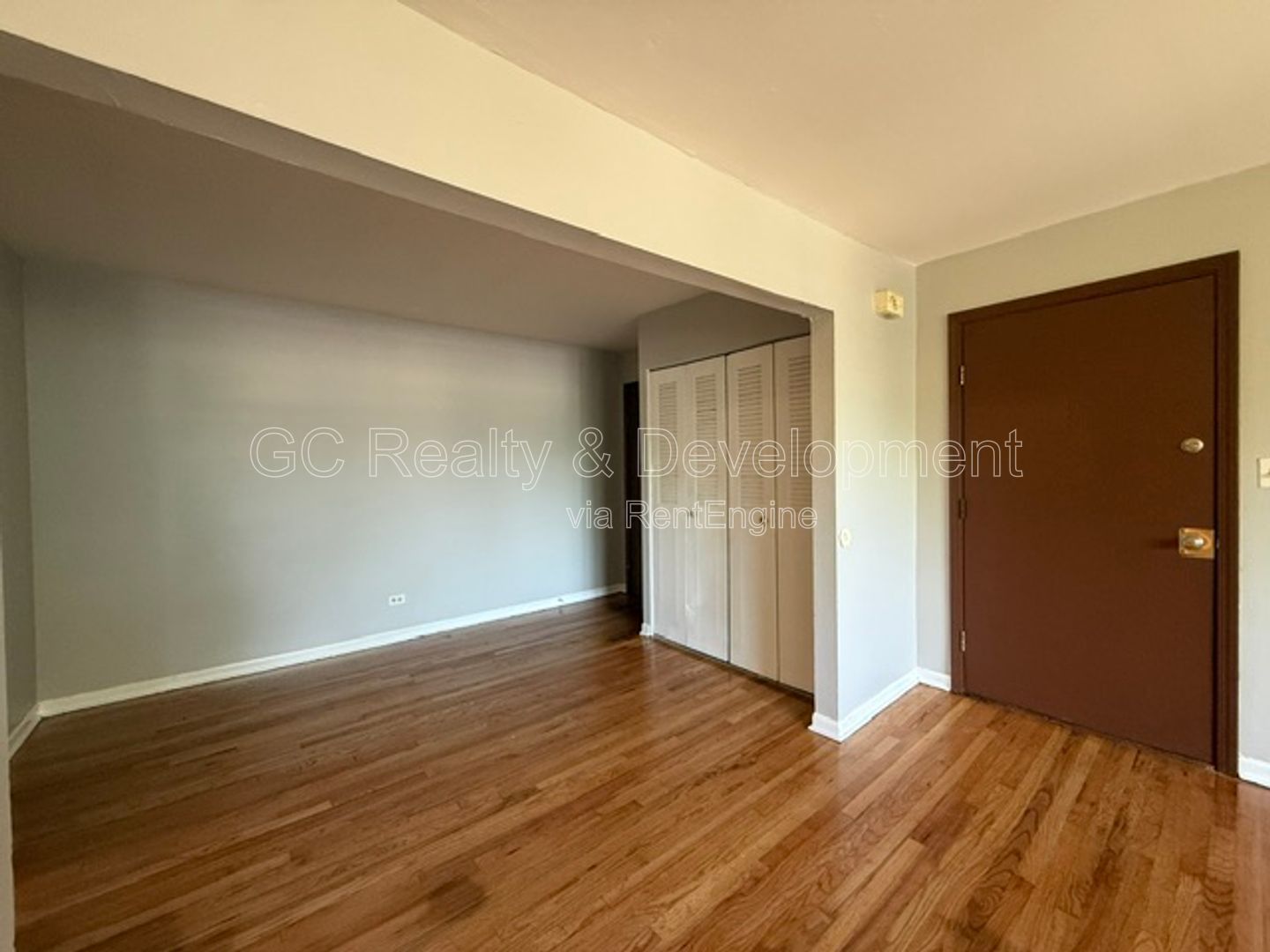 *** 2 BDRM / 2 PARKING SPOTS / TENANTS ONLY PAY ELECTRIC / NEAR SHOPPING & TRANSIT *** property image
