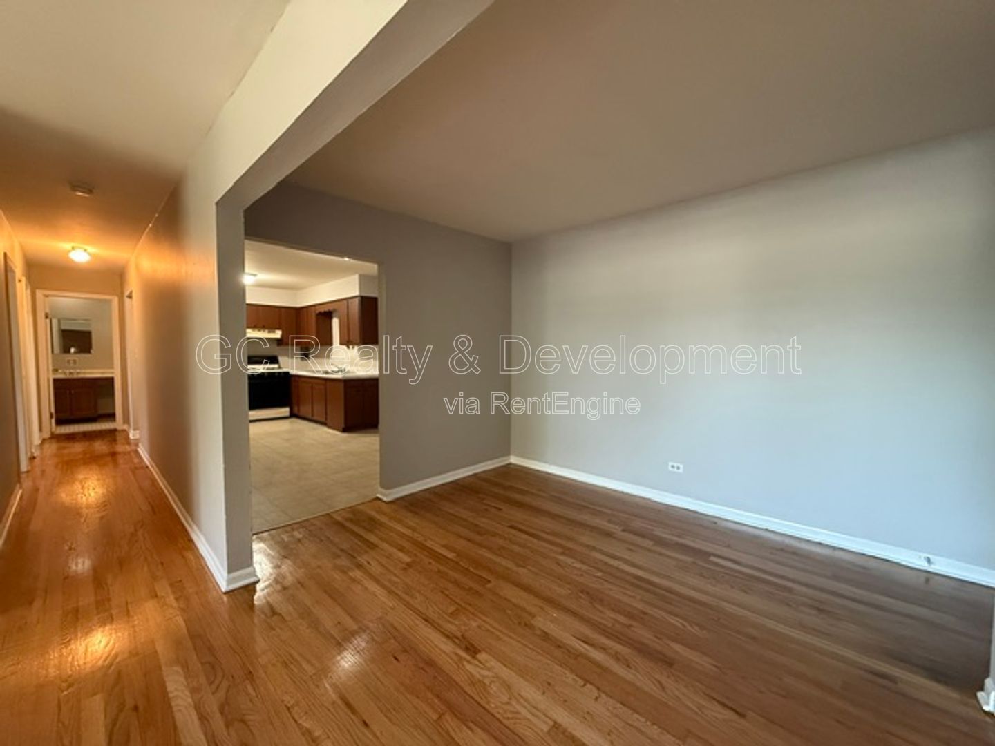*** 2 BDRM / 2 PARKING SPOTS / TENANTS ONLY PAY ELECTRIC / NEAR SHOPPING & TRANSIT *** property image