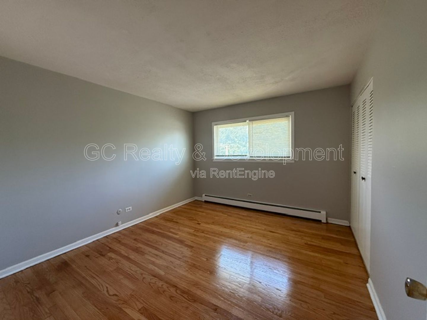 *** 2 BDRM / 2 PARKING SPOTS / TENANTS ONLY PAY ELECTRIC / NEAR SHOPPING & TRANSIT *** property image