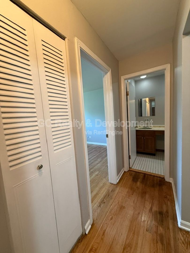 *** 2 BDRM / 2 PARKING SPOTS / TENANTS ONLY PAY ELECTRIC / NEAR SHOPPING & TRANSIT *** property image