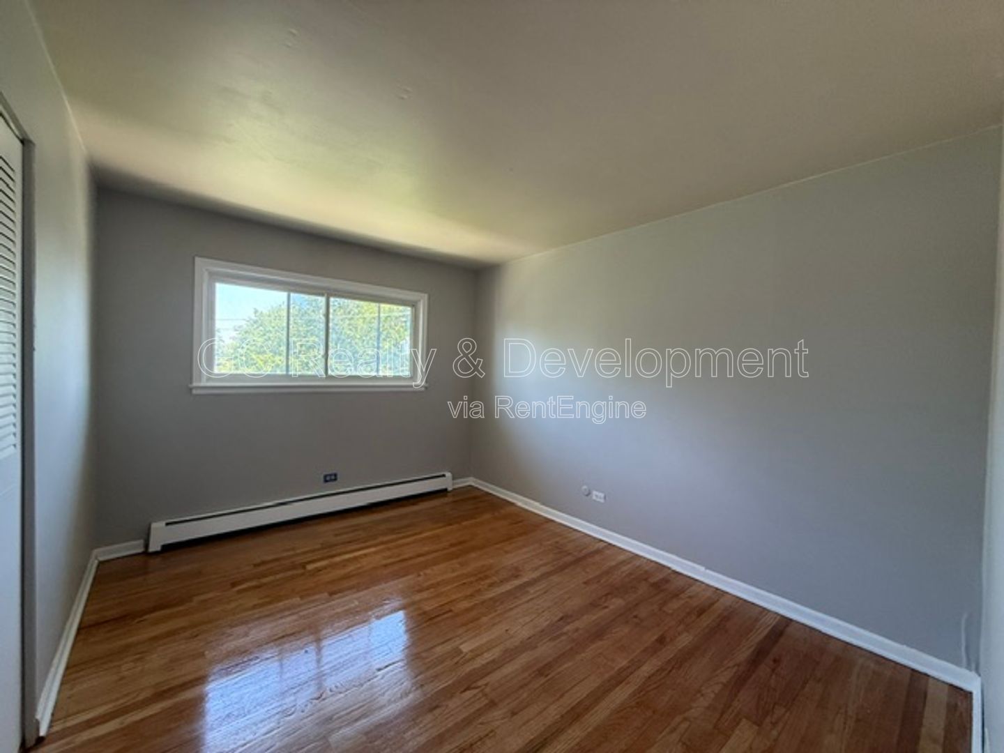 *** 2 BDRM / 2 PARKING SPOTS / TENANTS ONLY PAY ELECTRIC / NEAR SHOPPING & TRANSIT *** property image