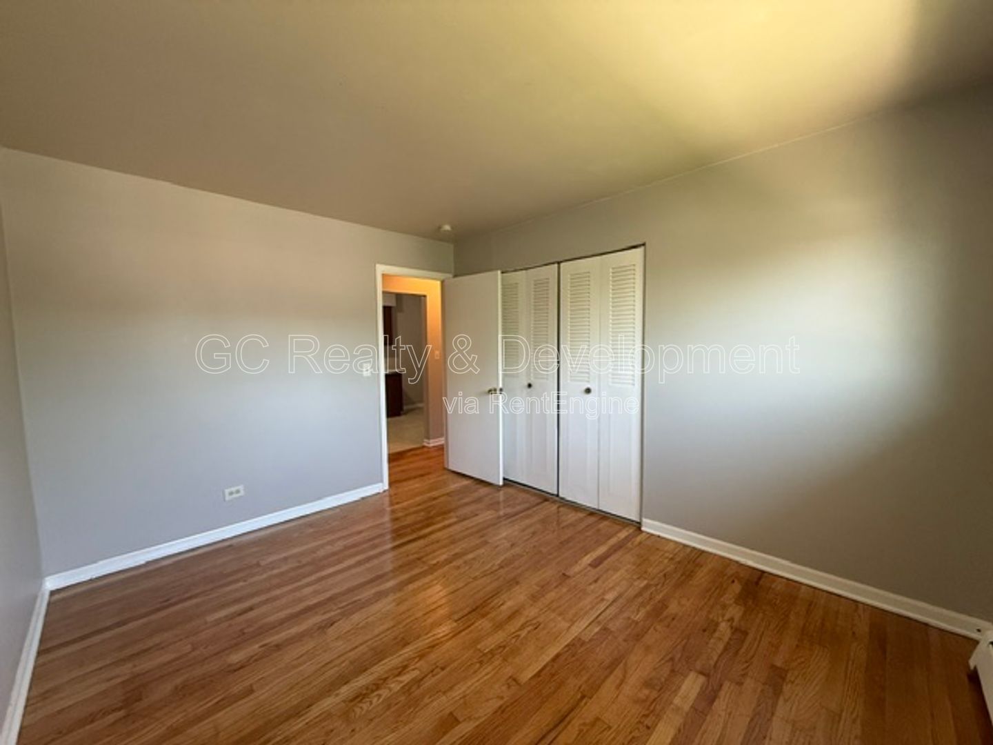 *** 2 BDRM / 2 PARKING SPOTS / TENANTS ONLY PAY ELECTRIC / NEAR SHOPPING & TRANSIT *** property image