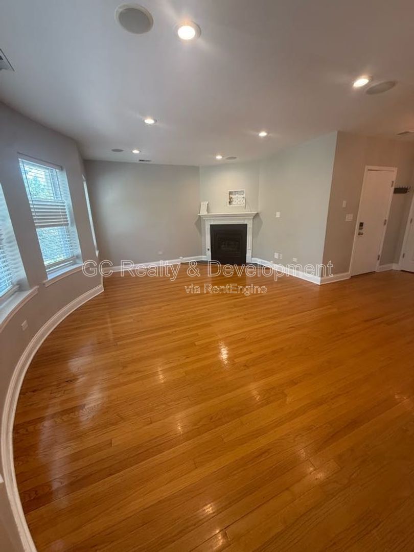 *** 3BR - 2BA / HARDWOOD FLOORS / IN-UNIT LAUNDRY / SS APPLIANCES / CENTRAL AIR / EASY COMMUTE *** property image