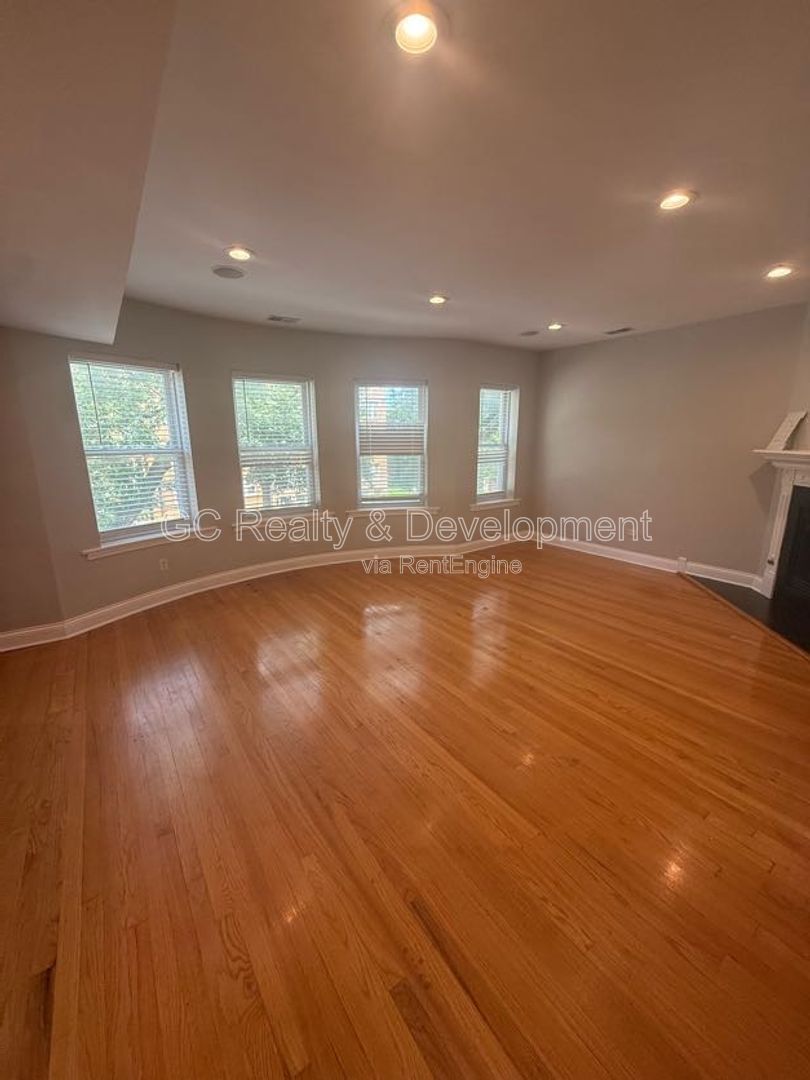 *** 3BR - 2BA / HARDWOOD FLOORS / IN-UNIT LAUNDRY / SS APPLIANCES / CENTRAL AIR / EASY COMMUTE *** property image