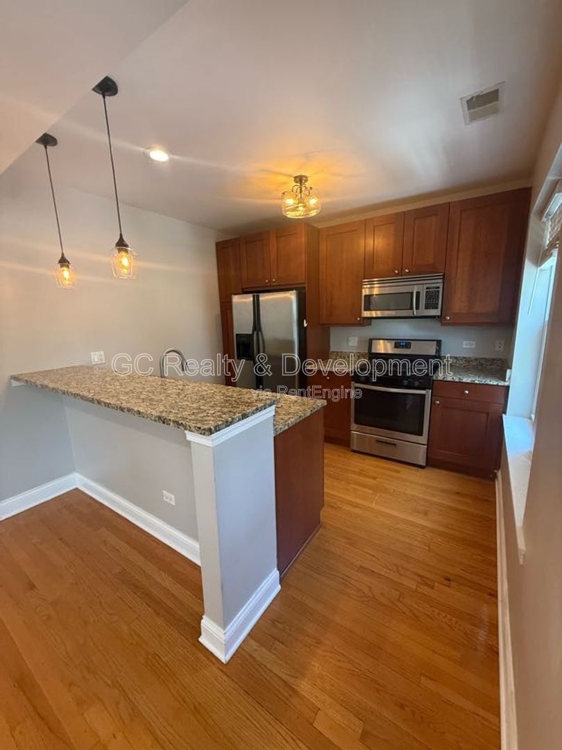 *** 3BR - 2BA / HARDWOOD FLOORS / IN-UNIT LAUNDRY / SS APPLIANCES / CENTRAL AIR / EASY COMMUTE *** property image