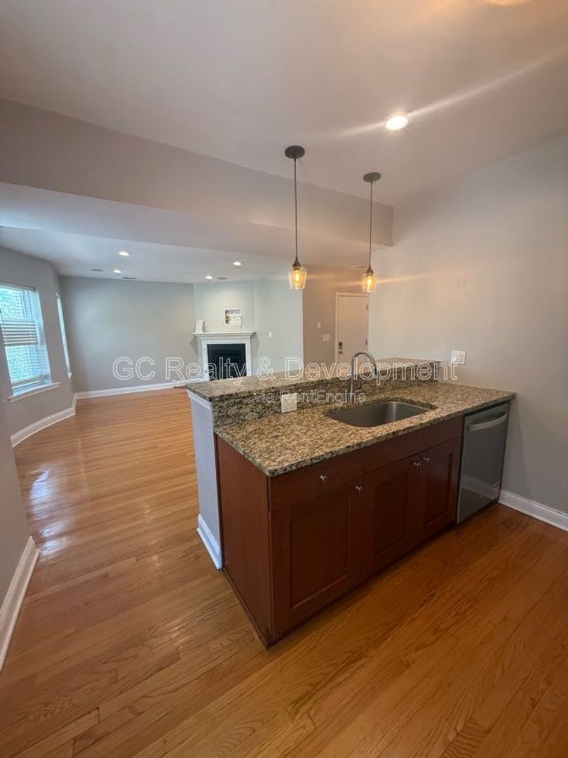 *** 3BR - 2BA / HARDWOOD FLOORS / IN-UNIT LAUNDRY / SS APPLIANCES / CENTRAL AIR / EASY COMMUTE *** property image