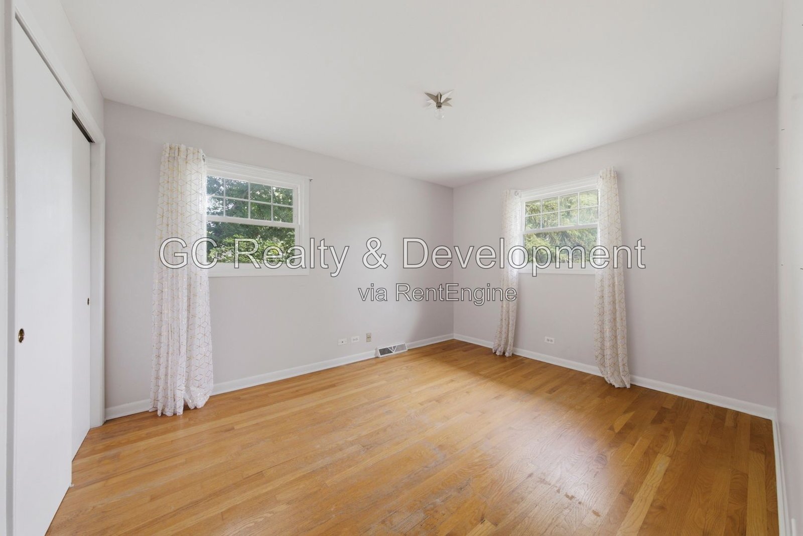 *** 4BR - 3BA / Hardwood Floors / Fenced Yard / Central Air / Garage / In-Unit Laundry *** property image