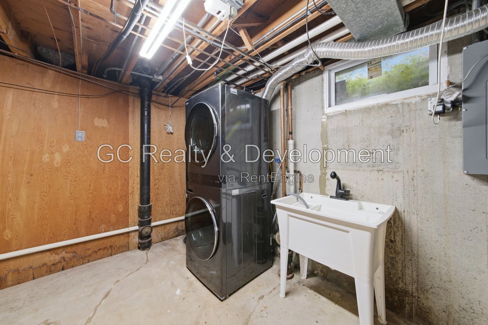 *** 4BR - 3BA / Hardwood Floors / Fenced Yard / Central Air / Garage / In-Unit Laundry *** property image