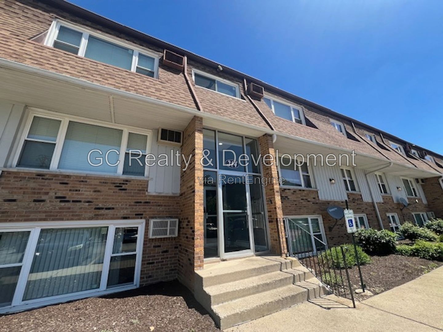 *** $500 OFF – LEASE BY 8/15! / WESTMONT / LARGE 2 BEDROOM / SS APPLIANCES / LAUNDRY ON SITE / PET FRIENDLY / TENANT PAYS ELECTRIC ONLY / STORAGE *** property image