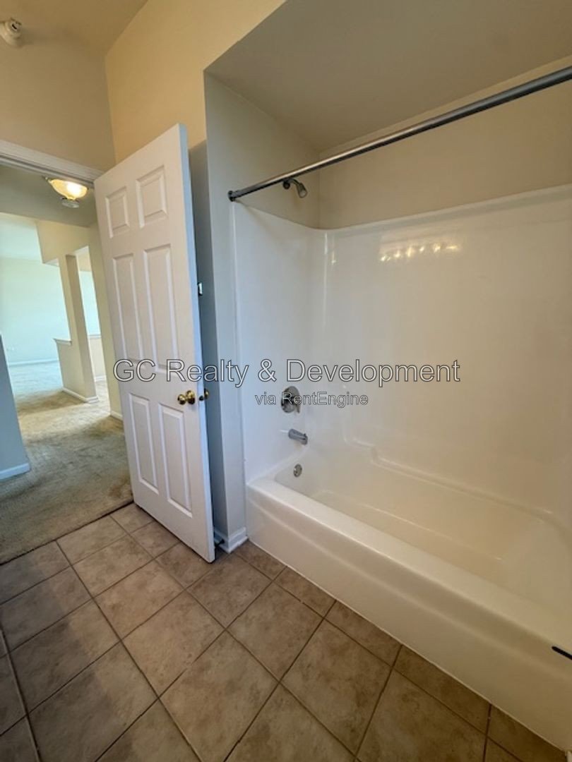 *** COMING SOON 8-15-26! / SS APPLIANCES / HEATED GARAGE / IN-UNIT LAUNDRY / PET FRIENDLY / CENTRAL AIR / PAY ONLY ELECTRIC *** property image