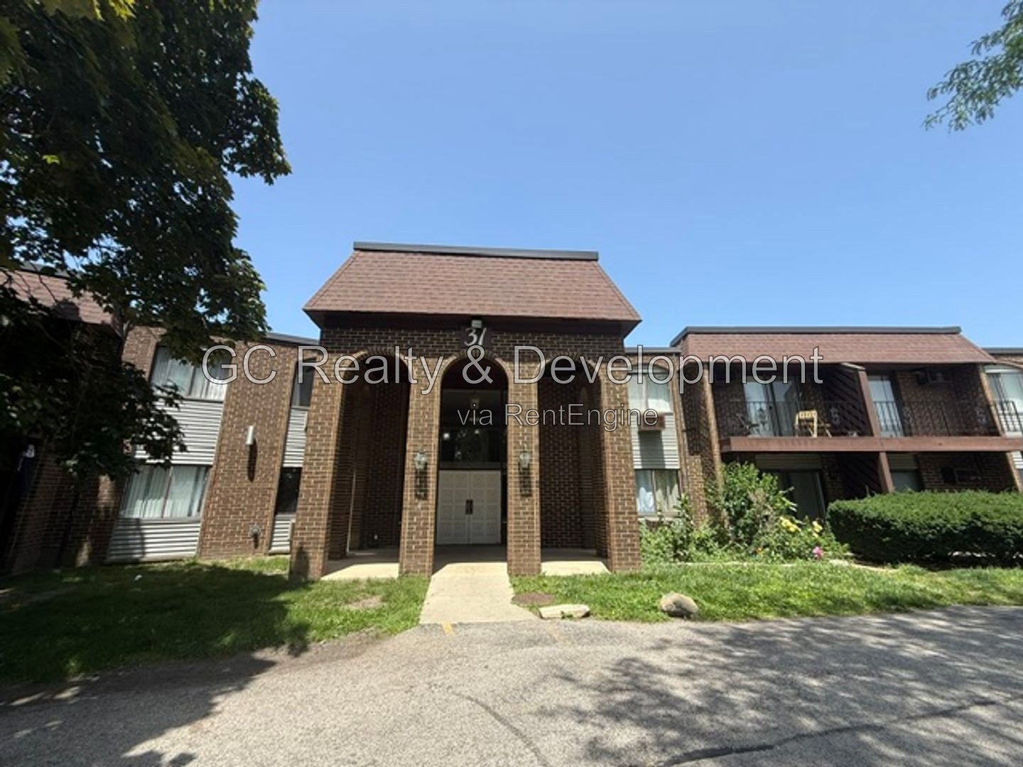 *** 3BR - 2BA / SS APPL / FREE LAUNDRY ON SITE / PARKING INCL /  ONLY PAY ELECTRIC *** property image