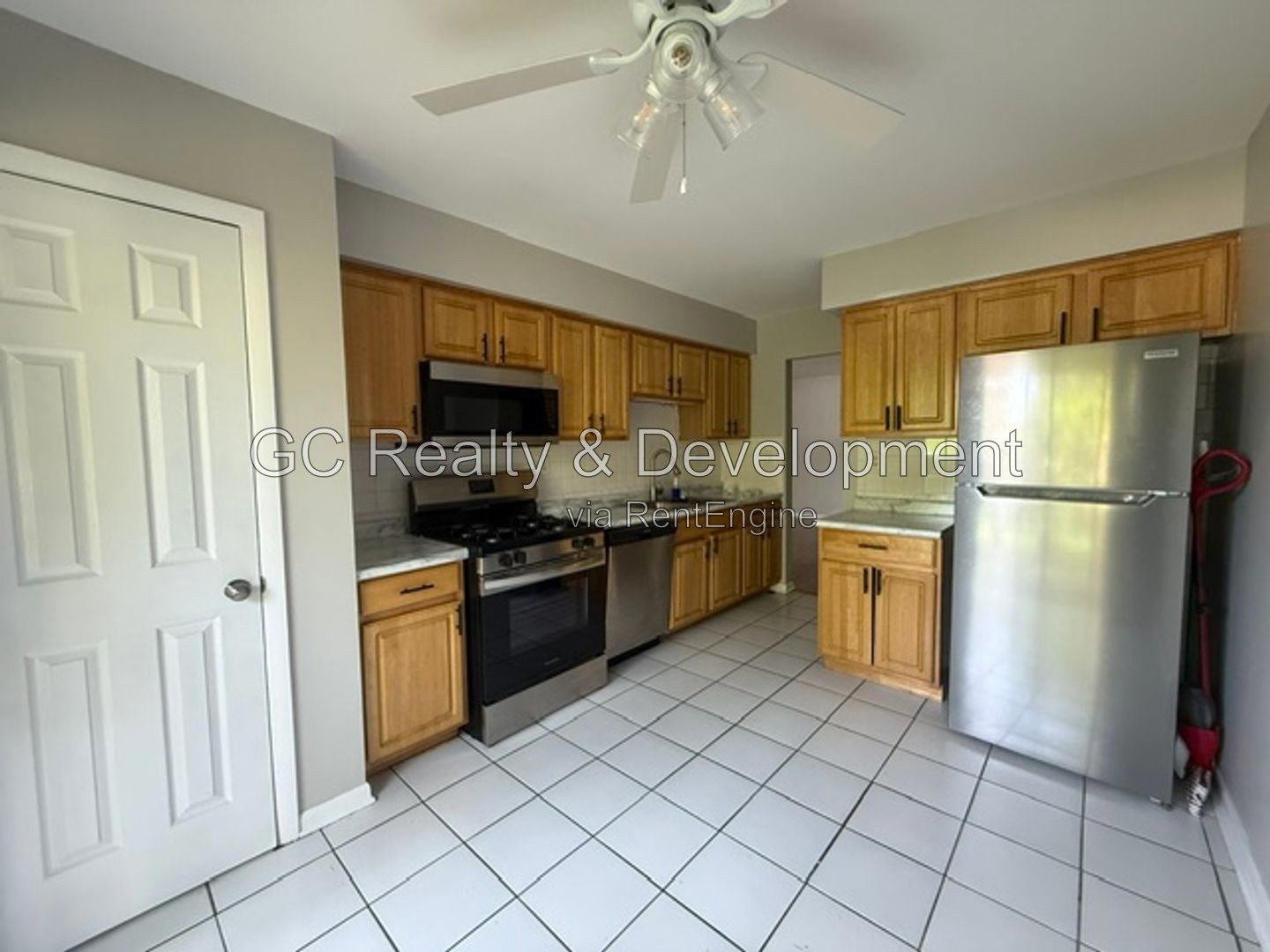 *** 3BR - 2BA / SS APPL / FREE LAUNDRY ON SITE / PARKING INCL /  ONLY PAY ELECTRIC *** property image