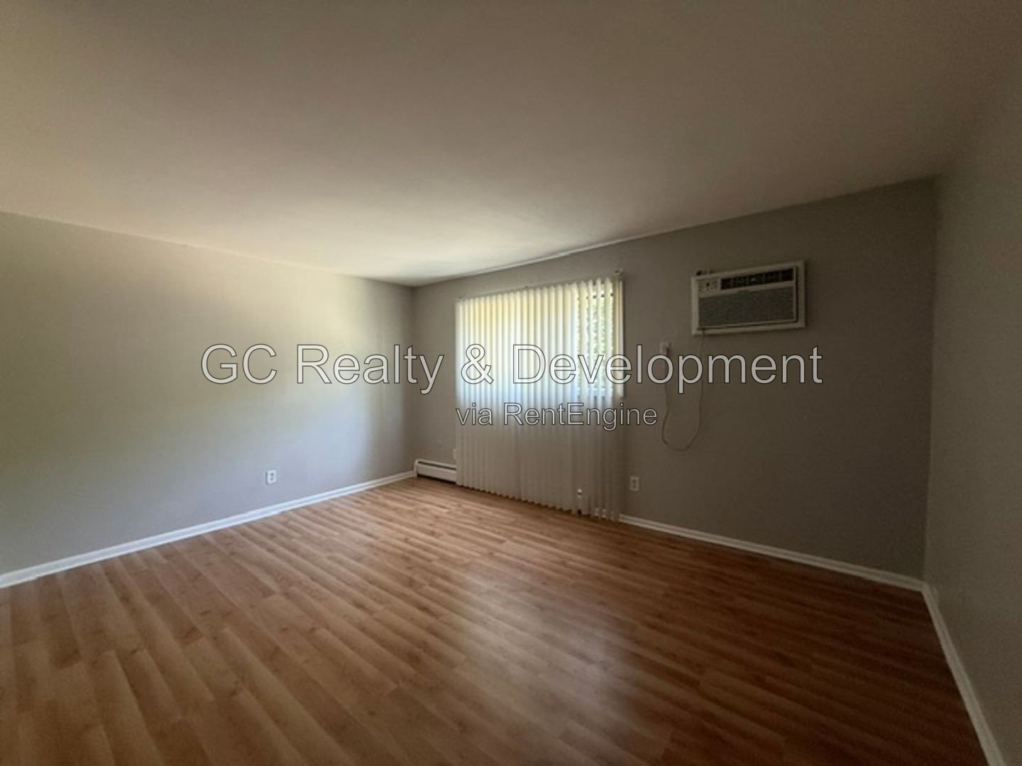 *** 3BR - 2BA / SS APPL / FREE LAUNDRY ON SITE / PARKING INCL /  ONLY PAY ELECTRIC *** property image
