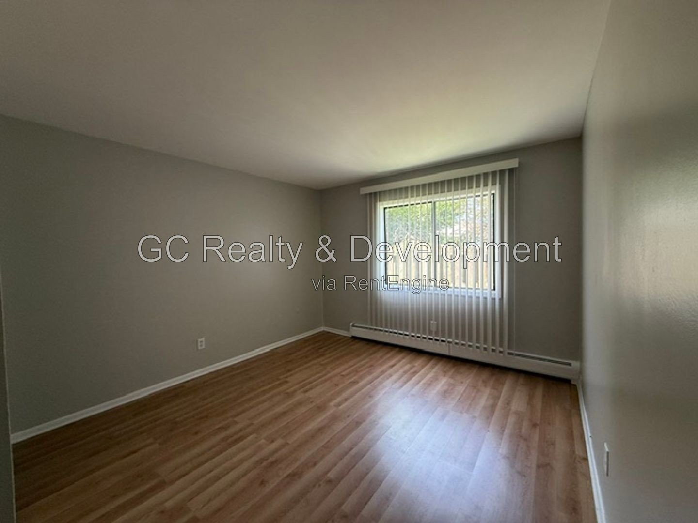 *** 3BR - 2BA / SS APPL / FREE LAUNDRY ON SITE / PARKING INCL /  ONLY PAY ELECTRIC *** property image