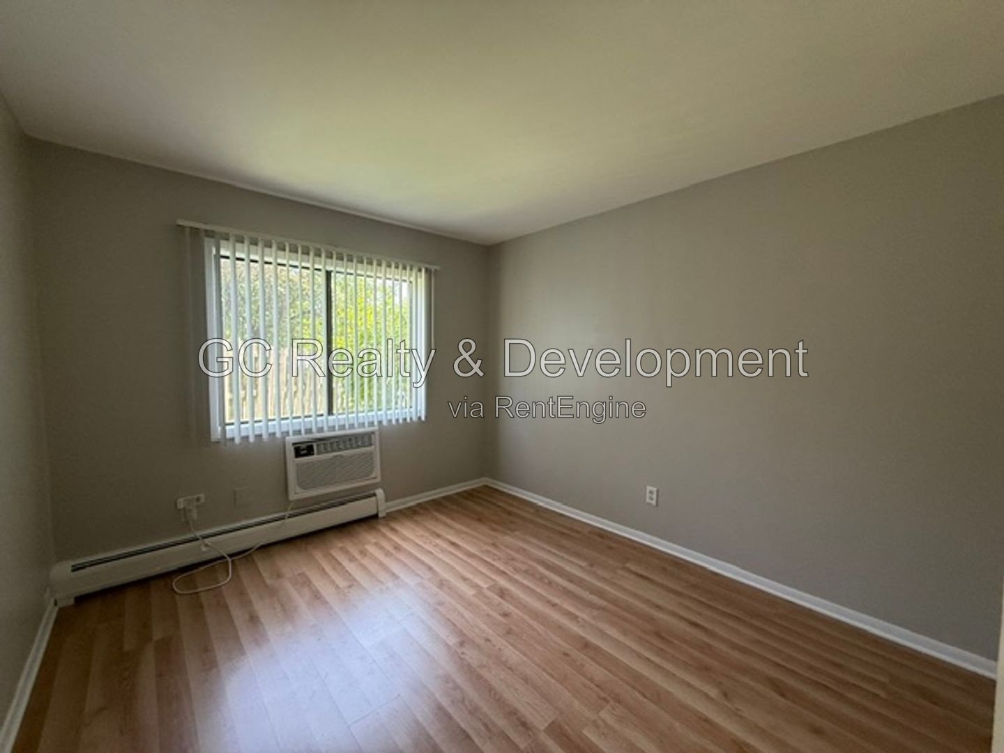 *** 3BR - 2BA / SS APPL / FREE LAUNDRY ON SITE / PARKING INCL /  ONLY PAY ELECTRIC *** property image