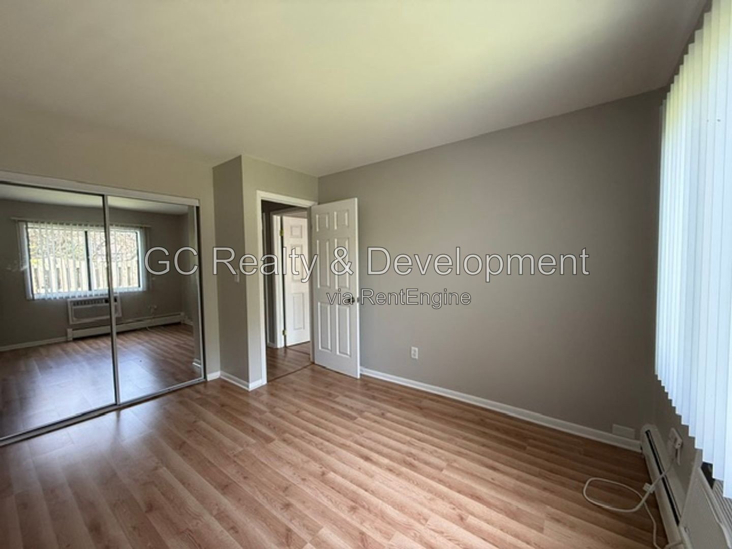 *** 3BR - 2BA / SS APPL / FREE LAUNDRY ON SITE / PARKING INCL /  ONLY PAY ELECTRIC *** property image
