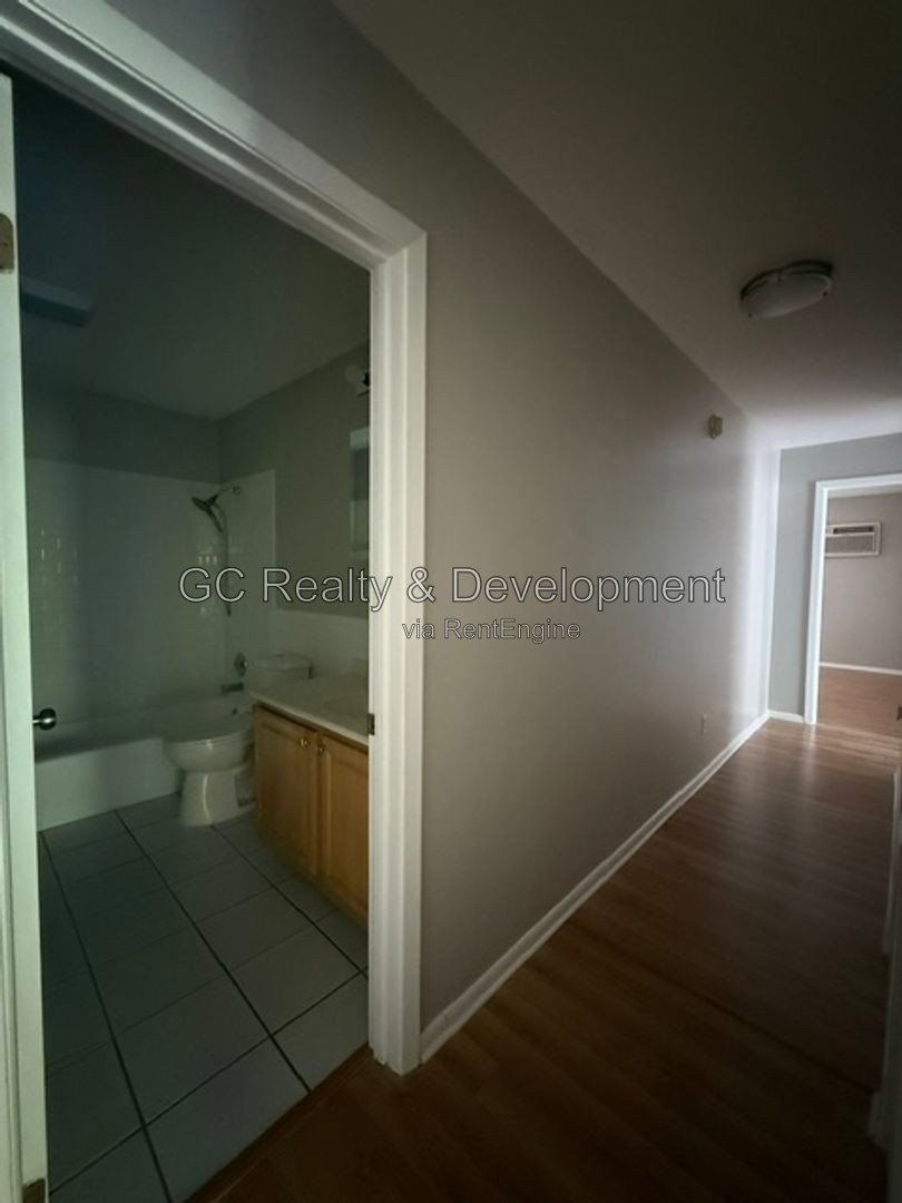 *** 3BR - 2BA / SS APPL / FREE LAUNDRY ON SITE / PARKING INCL /  ONLY PAY ELECTRIC *** property image