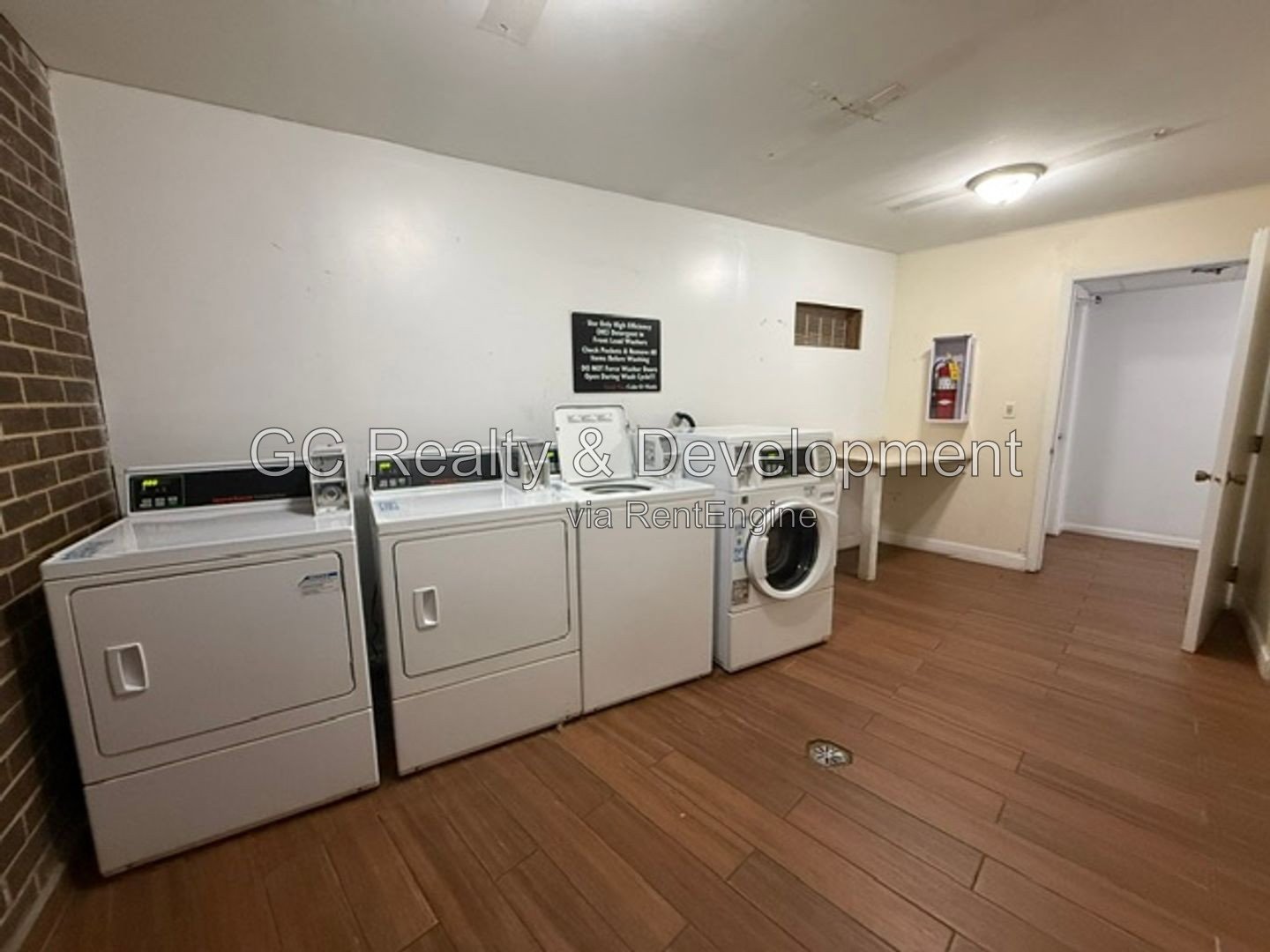 *** 3BR - 2BA / SS APPL / FREE LAUNDRY ON SITE / PARKING INCL /  ONLY PAY ELECTRIC *** property image