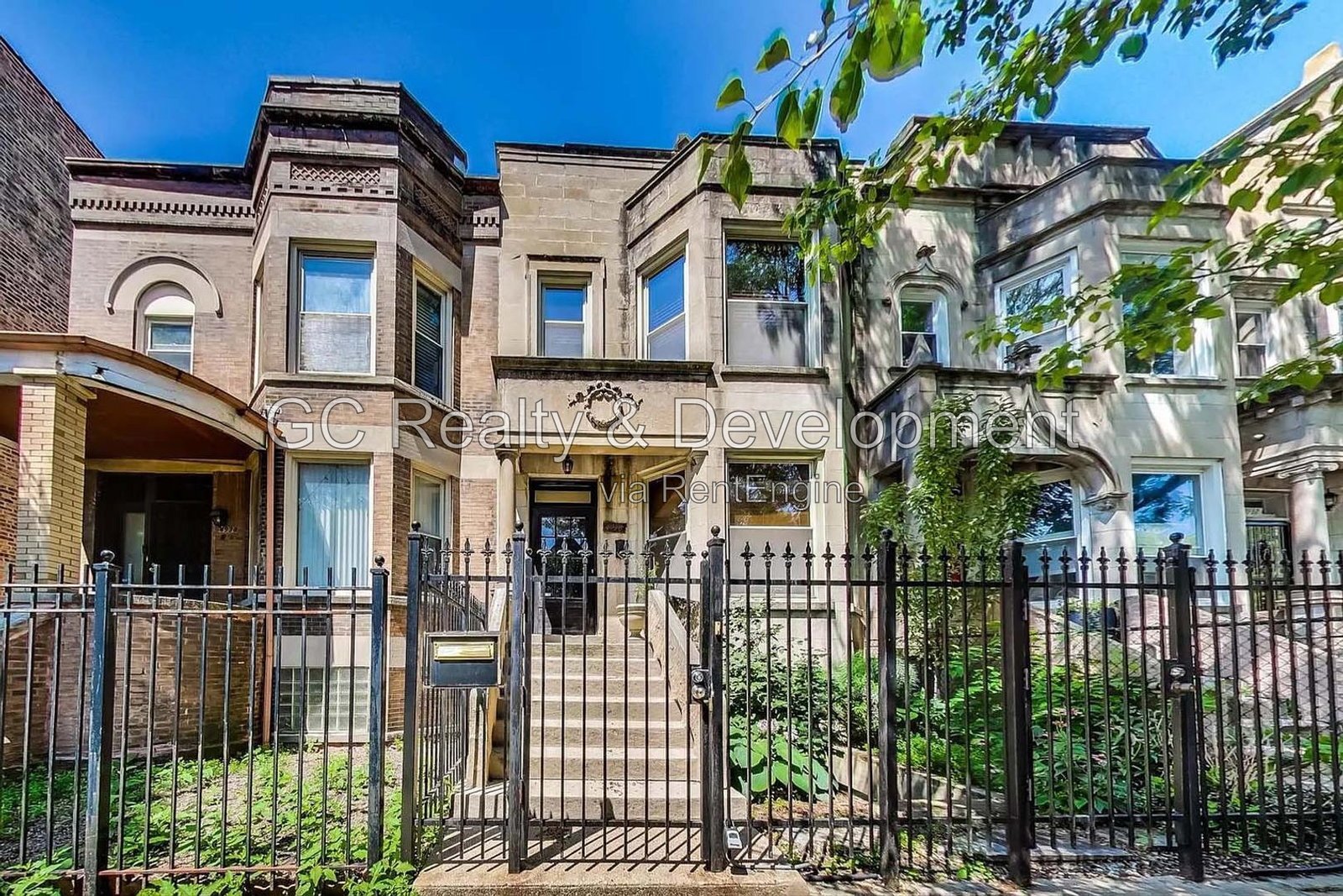 *** HARDWOOD FLOORS / GARAGE / IN-UNIT LAUNDRY / CENTRAL AIR / PET FRIENDLY / EASY COMMUTE *** property image