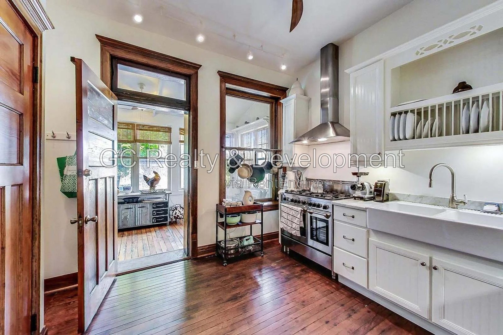 *** HARDWOOD FLOORS / GARAGE / IN-UNIT LAUNDRY / CENTRAL AIR / PET FRIENDLY / EASY COMMUTE *** property image