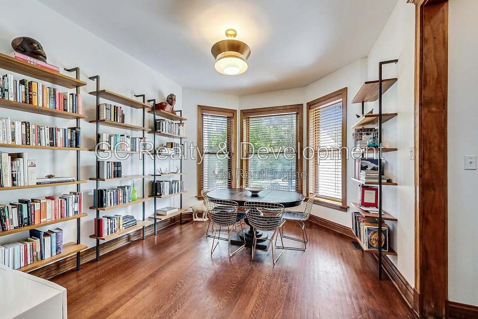 *** HARDWOOD FLOORS / GARAGE / IN-UNIT LAUNDRY / CENTRAL AIR / PET FRIENDLY / EASY COMMUTE *** property image