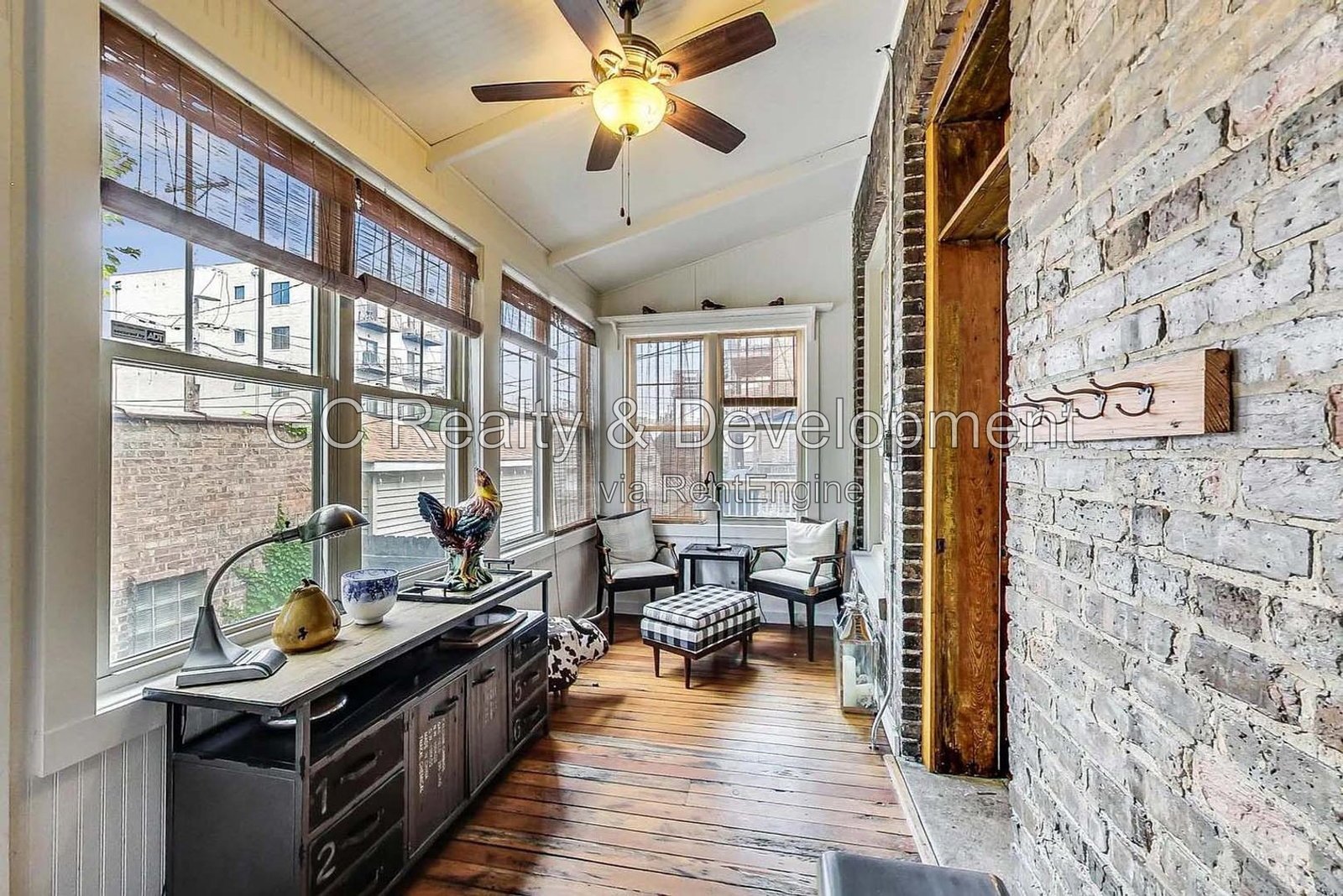 *** HARDWOOD FLOORS / GARAGE / IN-UNIT LAUNDRY / CENTRAL AIR / PET FRIENDLY / EASY COMMUTE *** property image