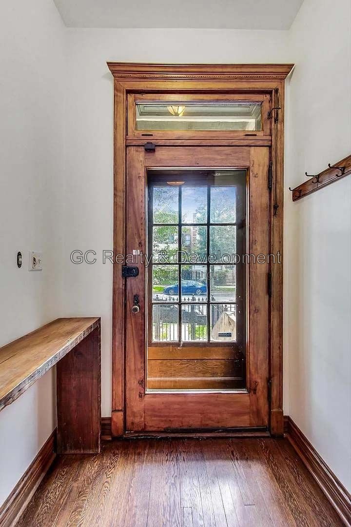 *** HARDWOOD FLOORS / GARAGE / IN-UNIT LAUNDRY / CENTRAL AIR / PET FRIENDLY / EASY COMMUTE *** property image