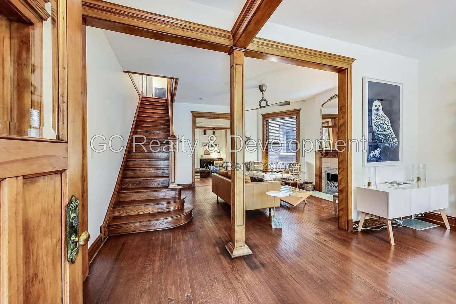 *** HARDWOOD FLOORS / GARAGE / IN-UNIT LAUNDRY / CENTRAL AIR / PET FRIENDLY / EASY COMMUTE *** property image