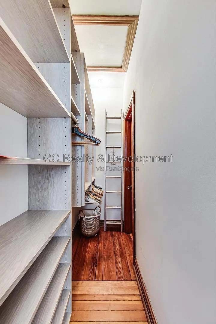 *** HARDWOOD FLOORS / GARAGE / IN-UNIT LAUNDRY / CENTRAL AIR / PET FRIENDLY / EASY COMMUTE *** property image