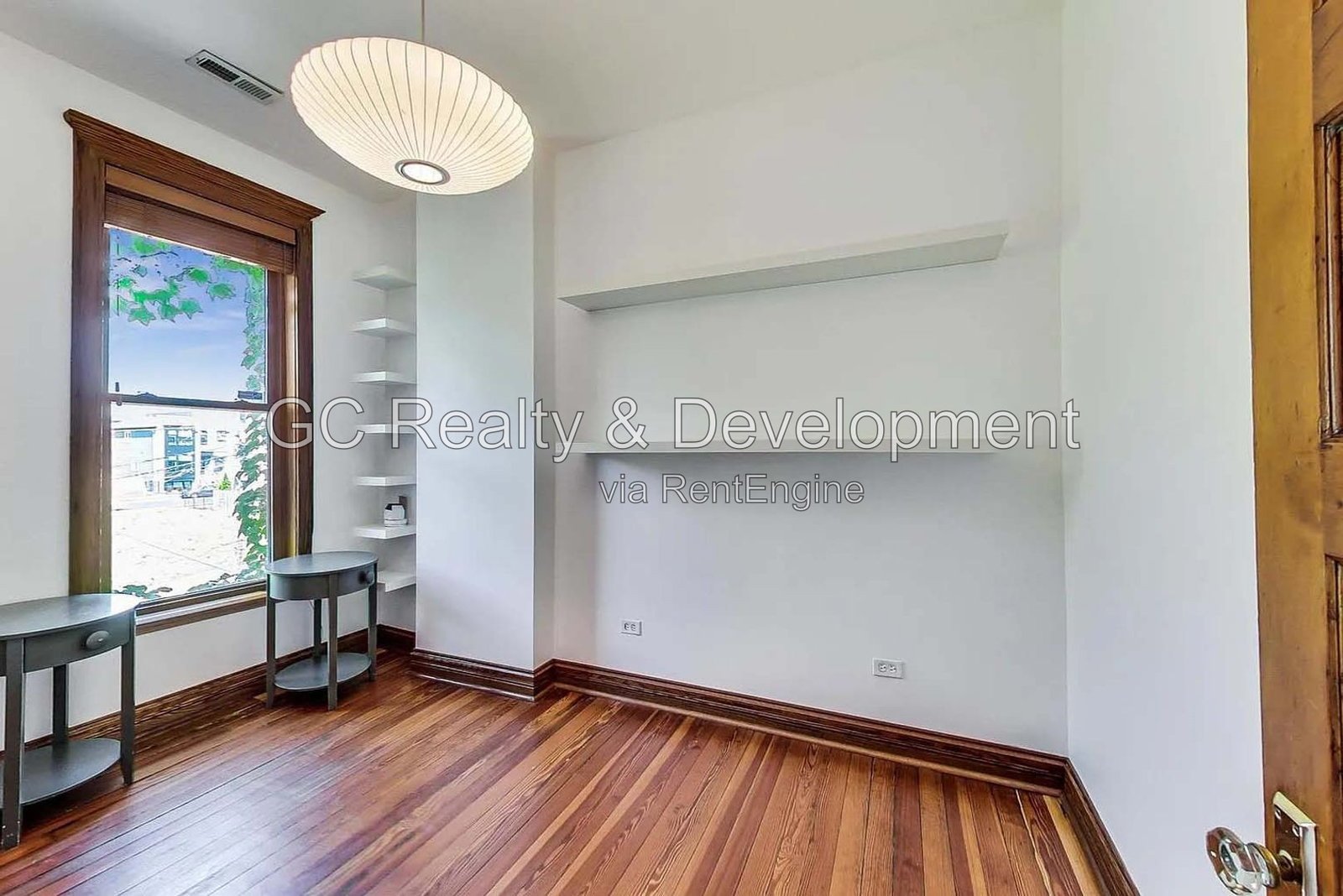 *** HARDWOOD FLOORS / GARAGE / IN-UNIT LAUNDRY / CENTRAL AIR / PET FRIENDLY / EASY COMMUTE *** property image