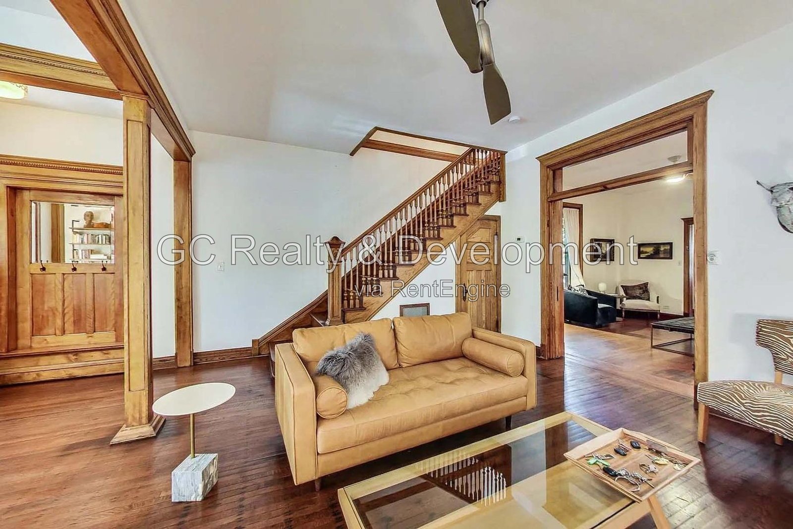 *** HARDWOOD FLOORS / GARAGE / IN-UNIT LAUNDRY / CENTRAL AIR / PET FRIENDLY / EASY COMMUTE *** property image