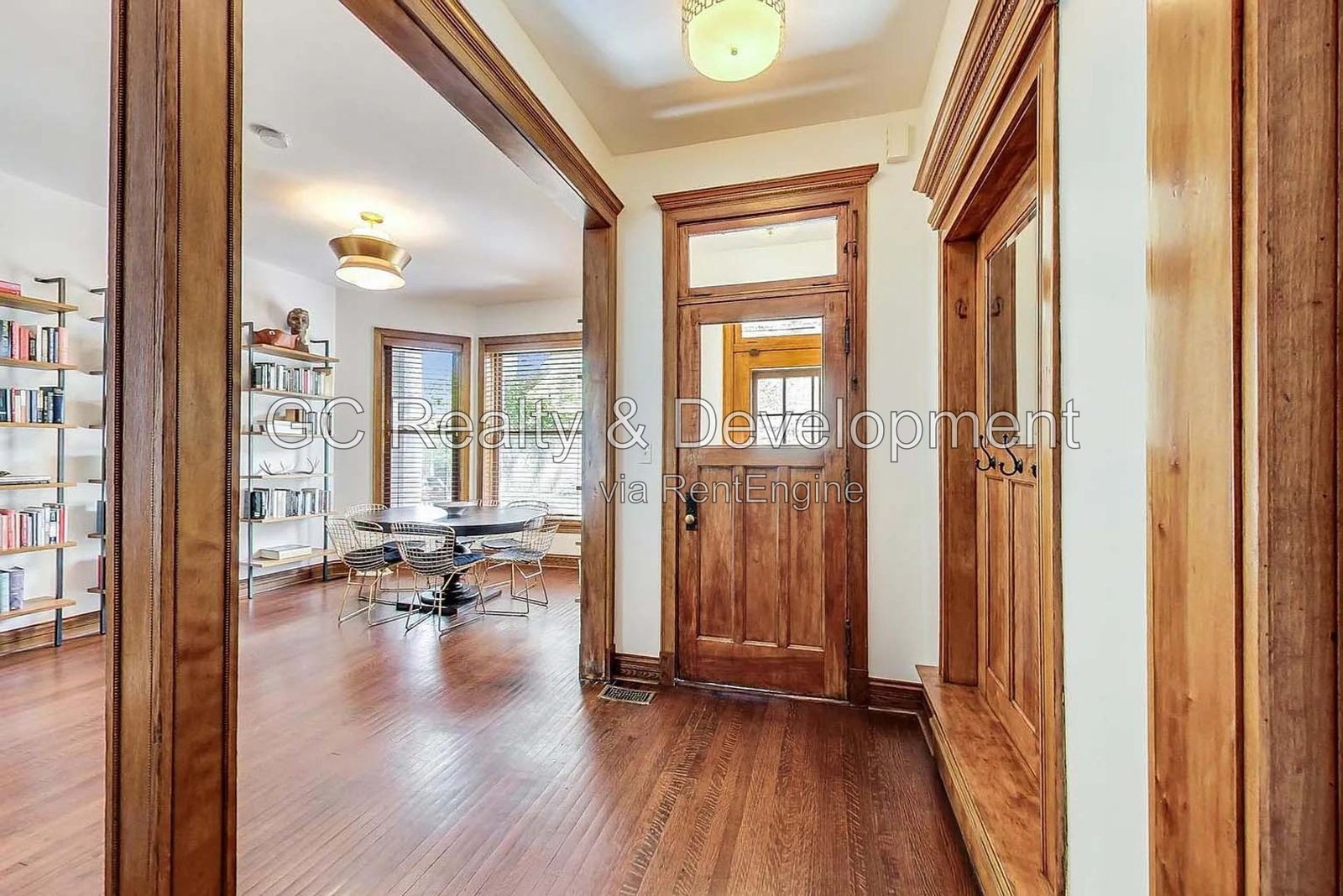 *** HARDWOOD FLOORS / GARAGE / IN-UNIT LAUNDRY / CENTRAL AIR / PET FRIENDLY / EASY COMMUTE *** property image