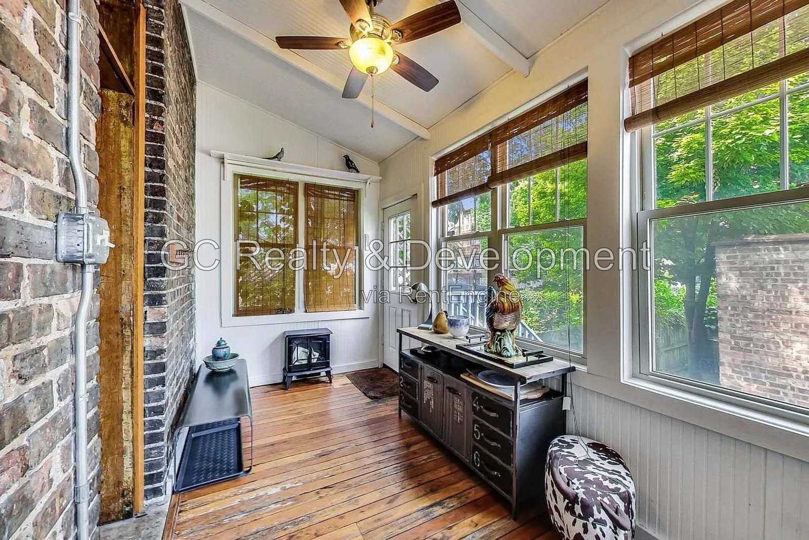 *** HARDWOOD FLOORS / GARAGE / IN-UNIT LAUNDRY / CENTRAL AIR / PET FRIENDLY / EASY COMMUTE *** property image