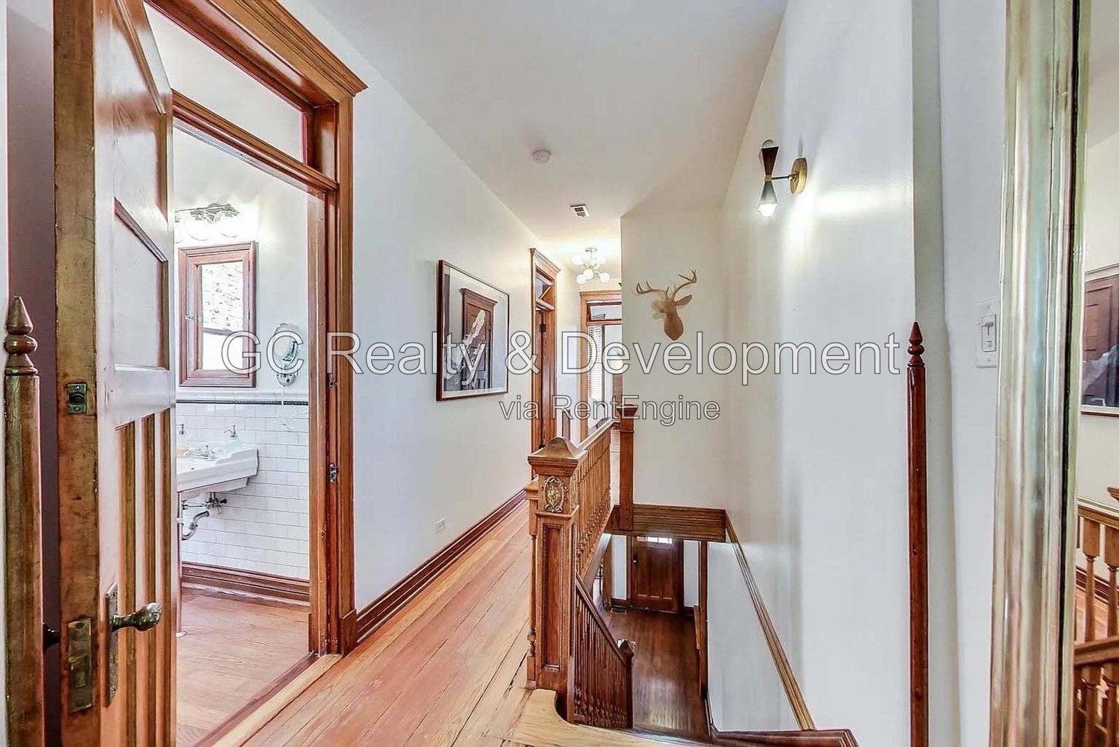 *** HARDWOOD FLOORS / GARAGE / IN-UNIT LAUNDRY / CENTRAL AIR / PET FRIENDLY / EASY COMMUTE *** property image