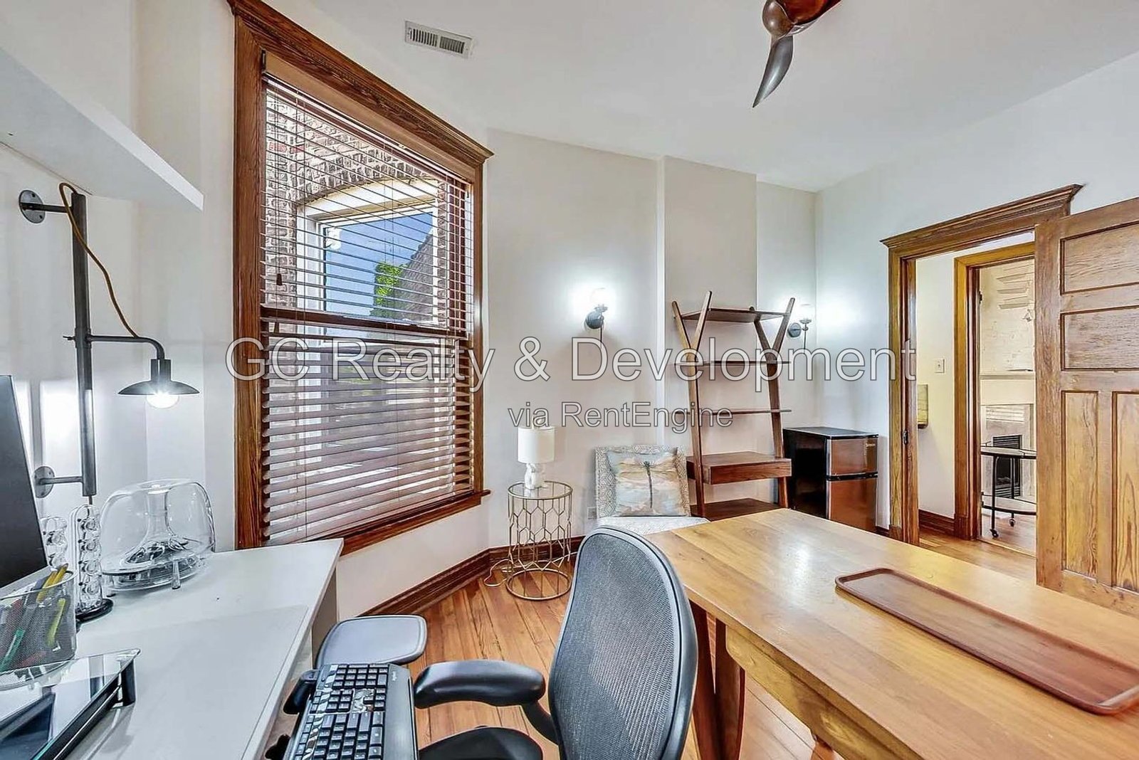 *** HARDWOOD FLOORS / GARAGE / IN-UNIT LAUNDRY / CENTRAL AIR / PET FRIENDLY / EASY COMMUTE *** property image