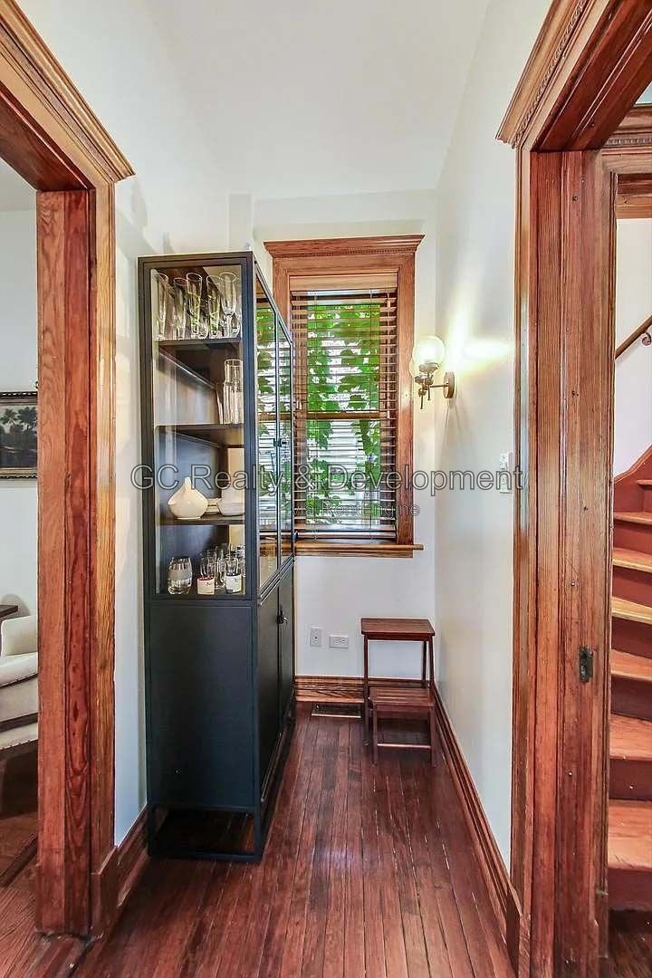 *** HARDWOOD FLOORS / GARAGE / IN-UNIT LAUNDRY / CENTRAL AIR / PET FRIENDLY / EASY COMMUTE *** property image