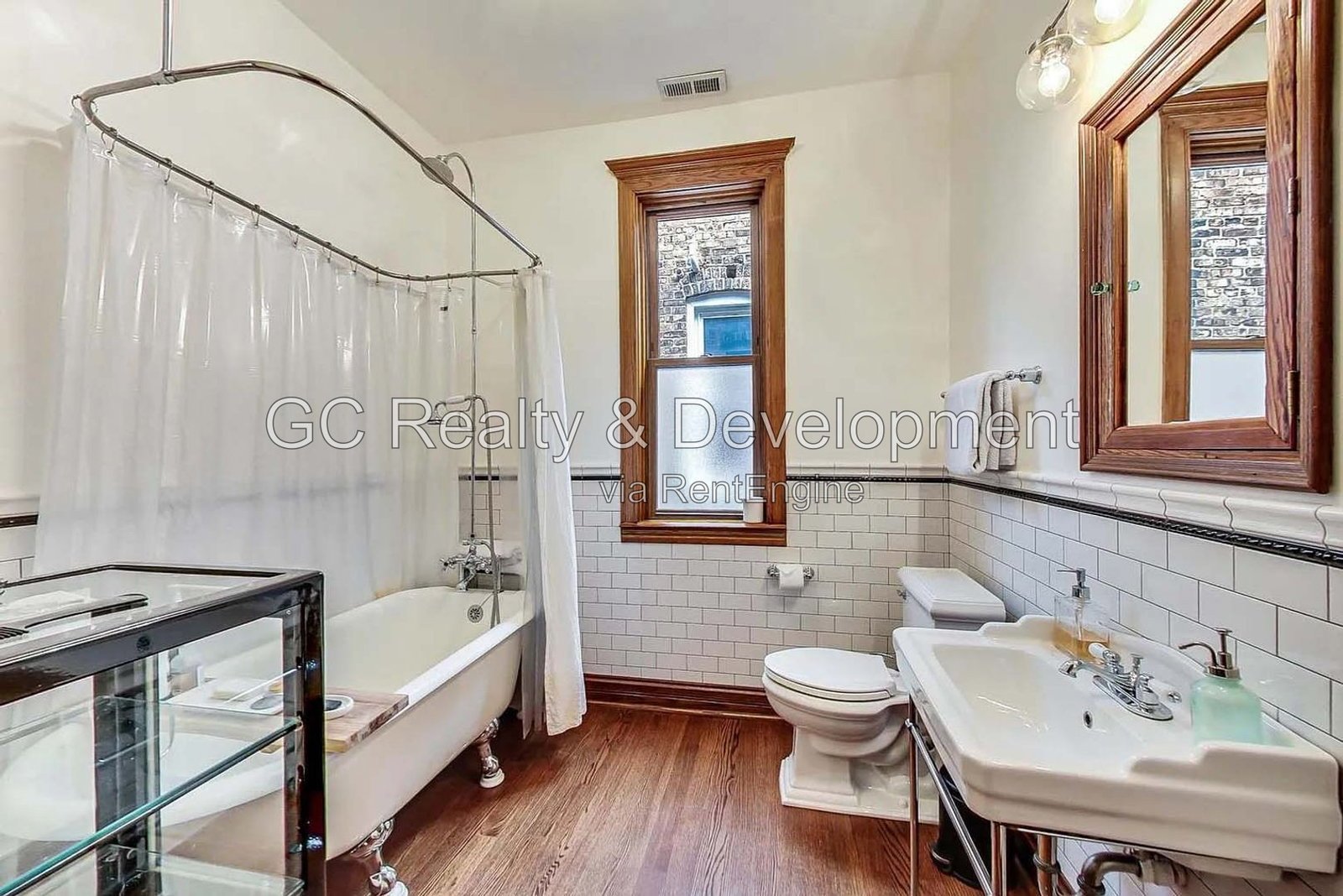 *** HARDWOOD FLOORS / GARAGE / IN-UNIT LAUNDRY / CENTRAL AIR / PET FRIENDLY / EASY COMMUTE *** property image