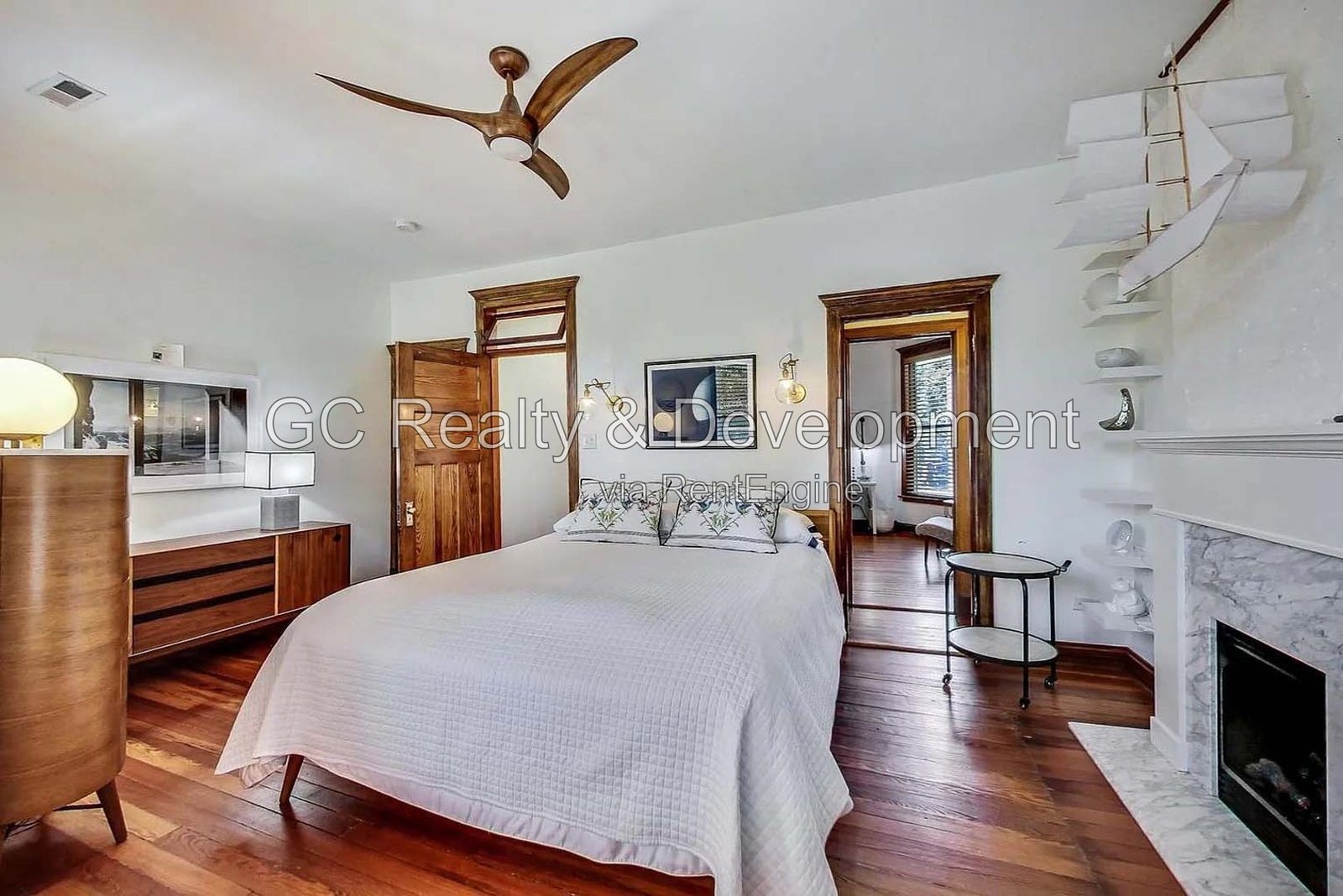 *** HARDWOOD FLOORS / GARAGE / IN-UNIT LAUNDRY / CENTRAL AIR / PET FRIENDLY / EASY COMMUTE *** property image
