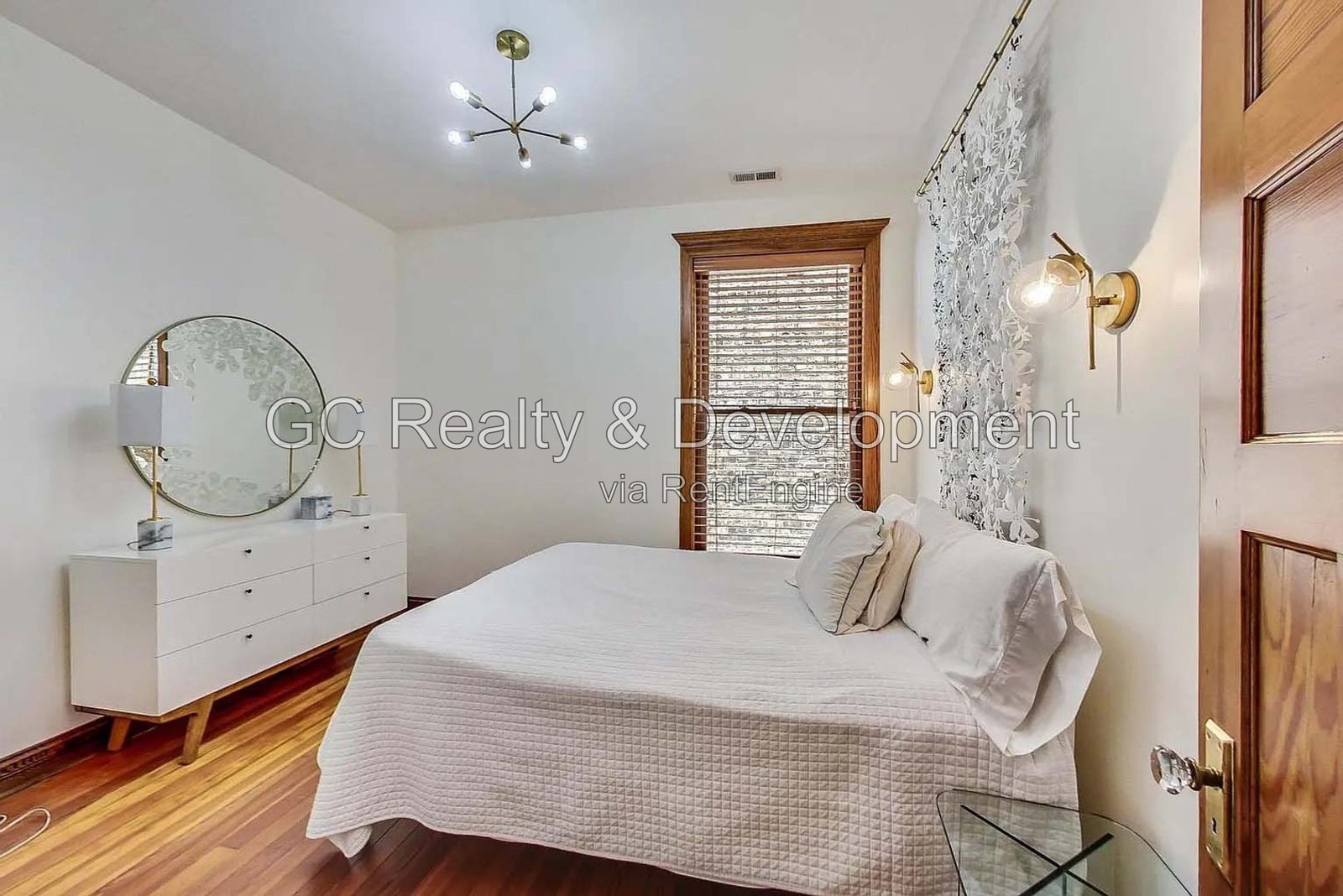 *** HARDWOOD FLOORS / GARAGE / IN-UNIT LAUNDRY / CENTRAL AIR / PET FRIENDLY / EASY COMMUTE *** property image