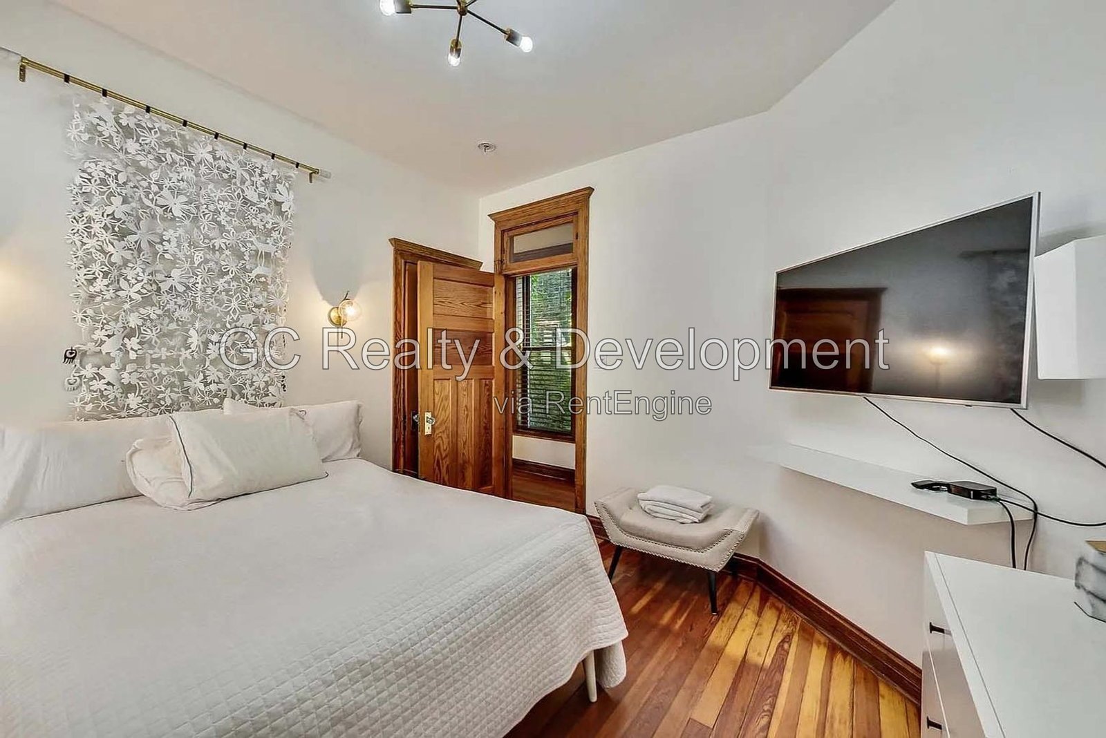 *** HARDWOOD FLOORS / GARAGE / IN-UNIT LAUNDRY / CENTRAL AIR / PET FRIENDLY / EASY COMMUTE *** property image