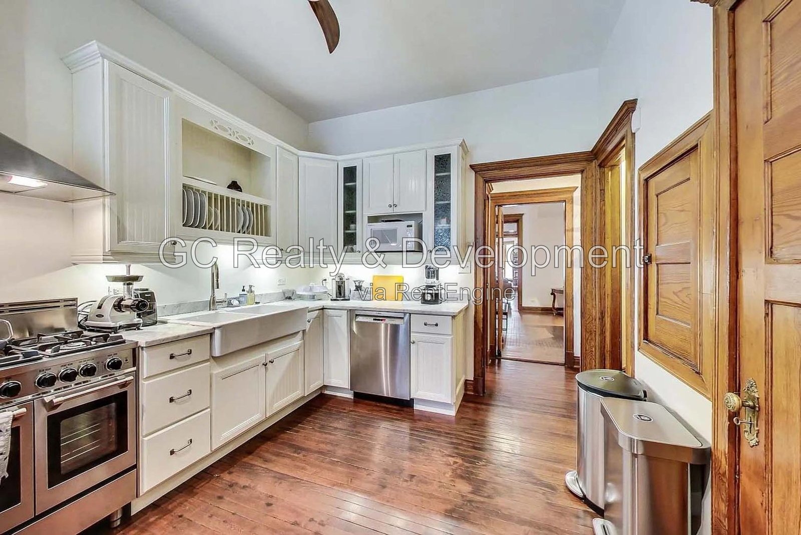 *** HARDWOOD FLOORS / GARAGE / IN-UNIT LAUNDRY / CENTRAL AIR / PET FRIENDLY / EASY COMMUTE *** property image