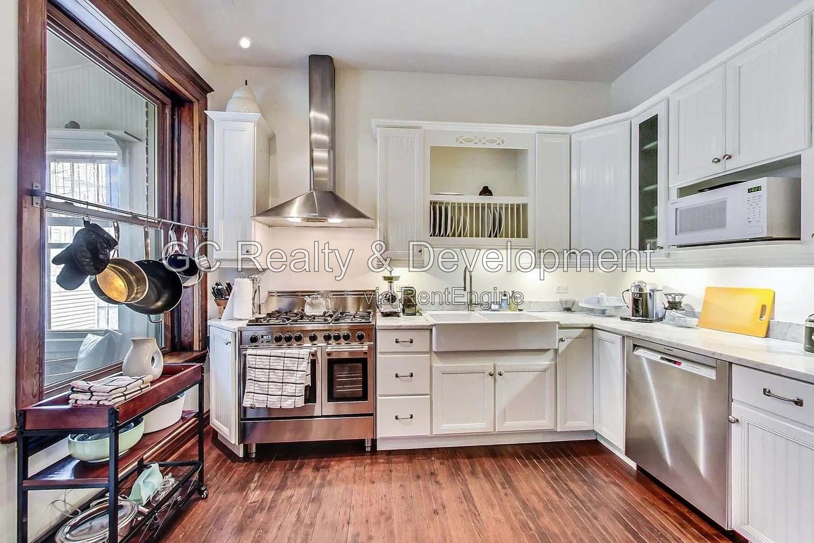 *** HARDWOOD FLOORS / GARAGE / IN-UNIT LAUNDRY / CENTRAL AIR / PET FRIENDLY / EASY COMMUTE *** property image