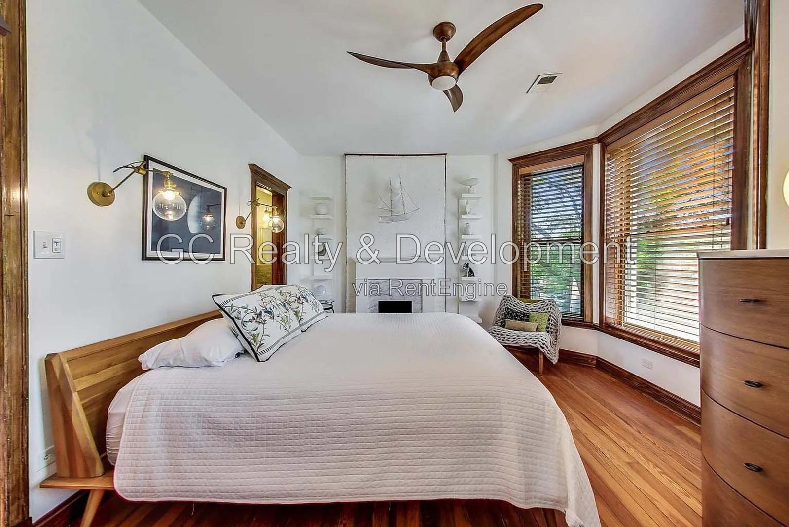 *** HARDWOOD FLOORS / GARAGE / IN-UNIT LAUNDRY / CENTRAL AIR / PET FRIENDLY / EASY COMMUTE *** property image