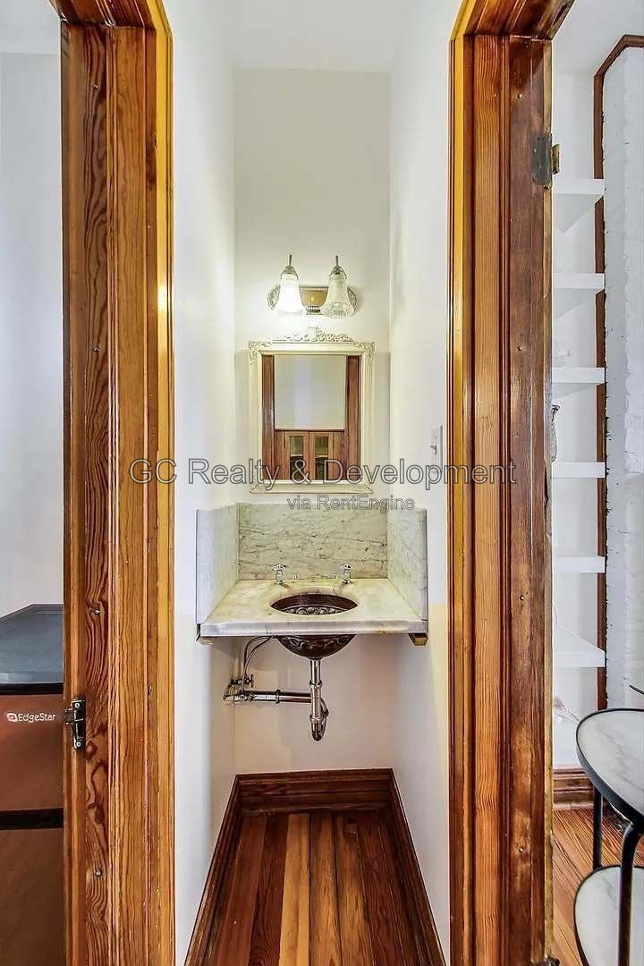 *** HARDWOOD FLOORS / GARAGE / IN-UNIT LAUNDRY / CENTRAL AIR / PET FRIENDLY / EASY COMMUTE *** property image